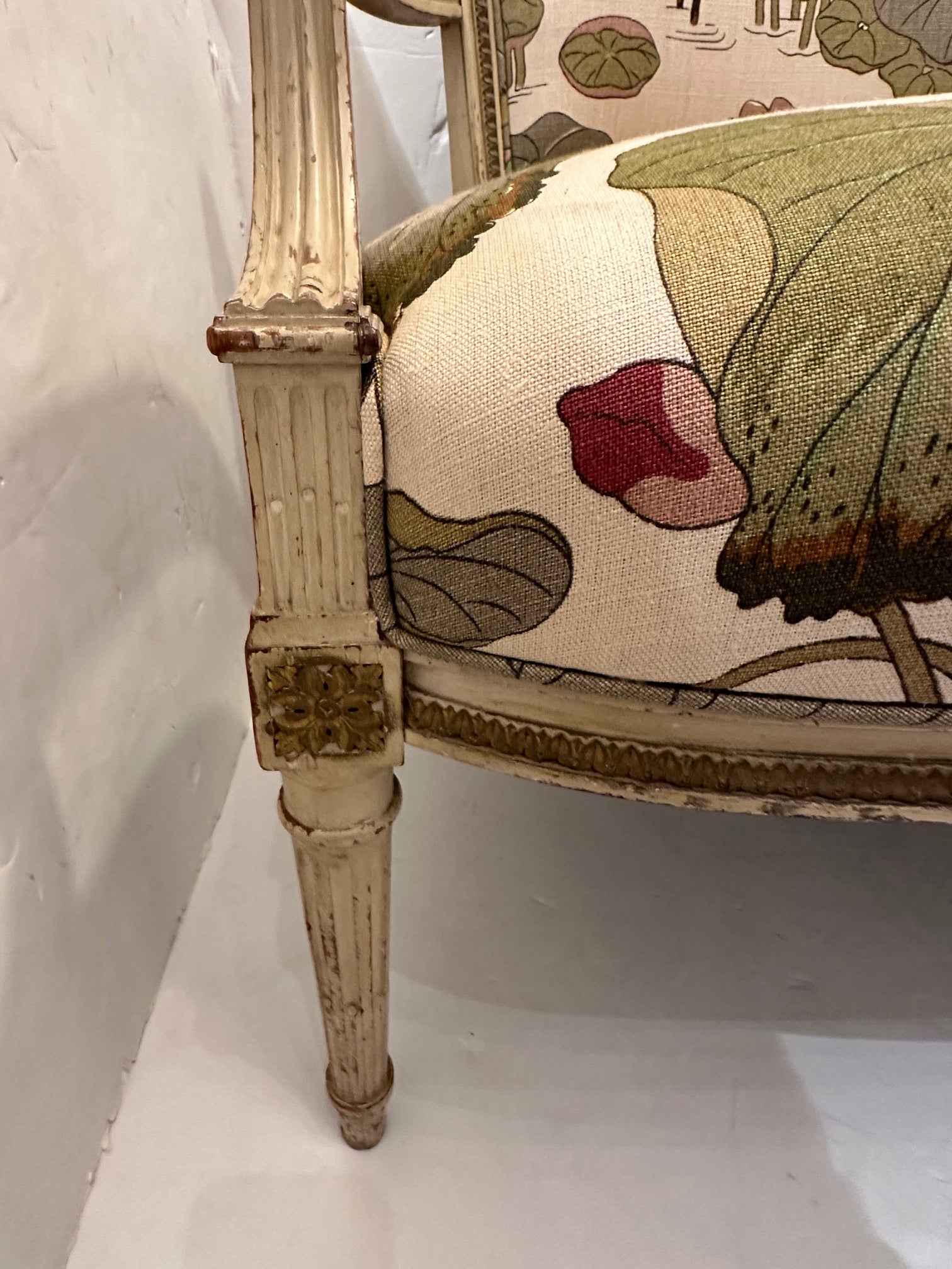Magnifique causeuse vintage de style français avec bois peint et fabuleuse tapisserie neuve appelée 