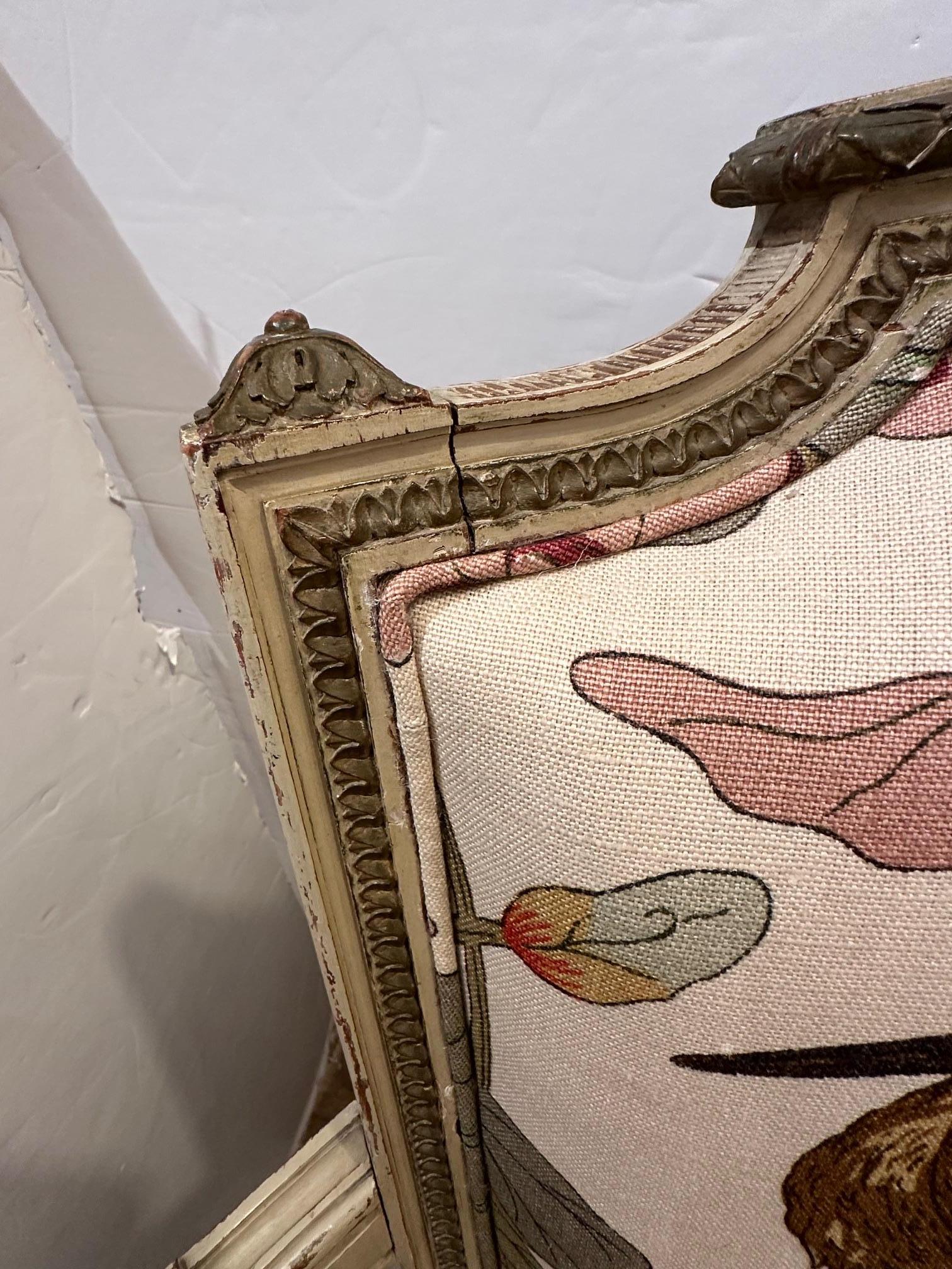 Provincial français Causeuse peinte vintage nouvellement tapissée en vente