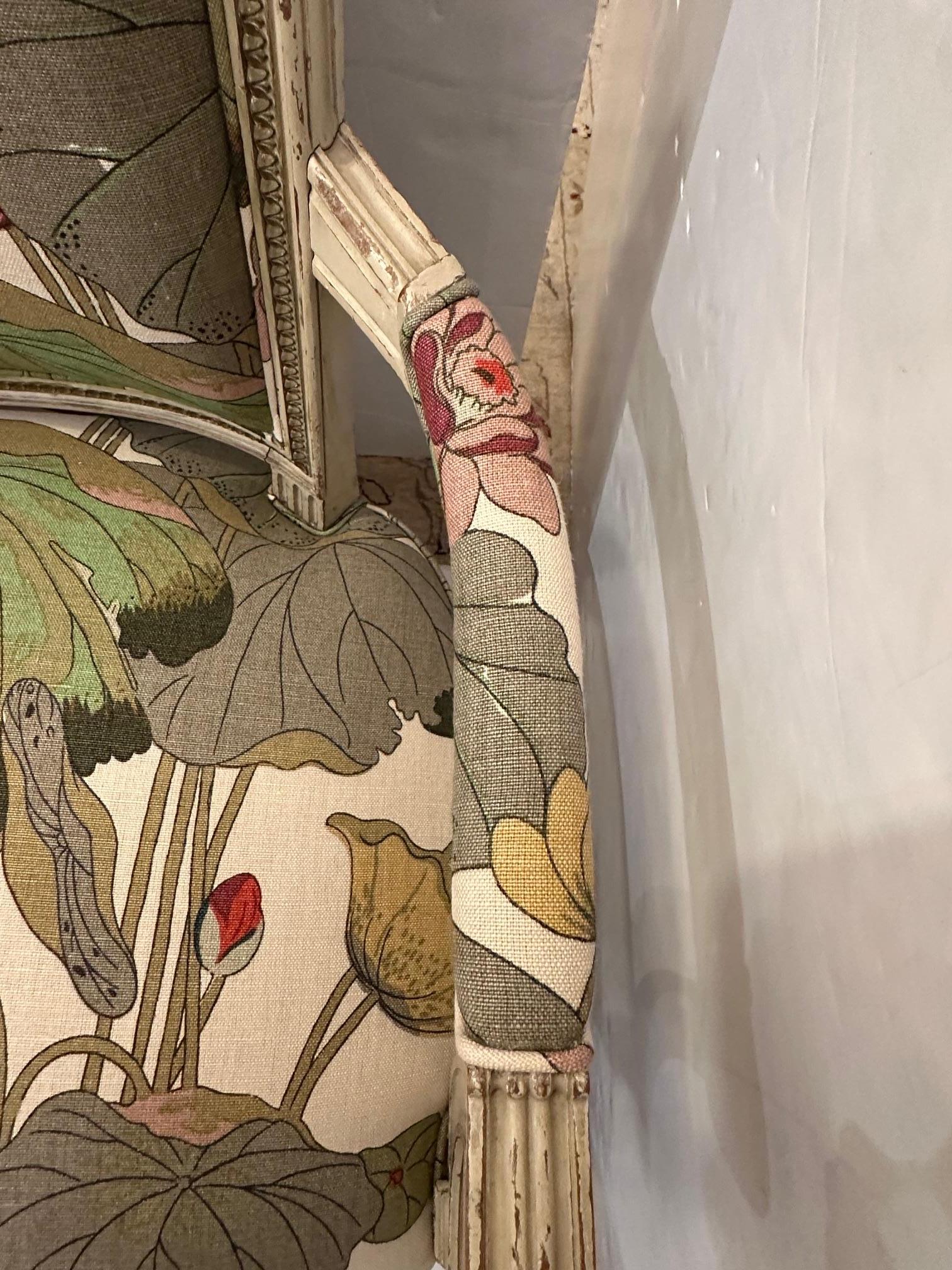 Américain Causeuse peinte vintage nouvellement tapissée en vente