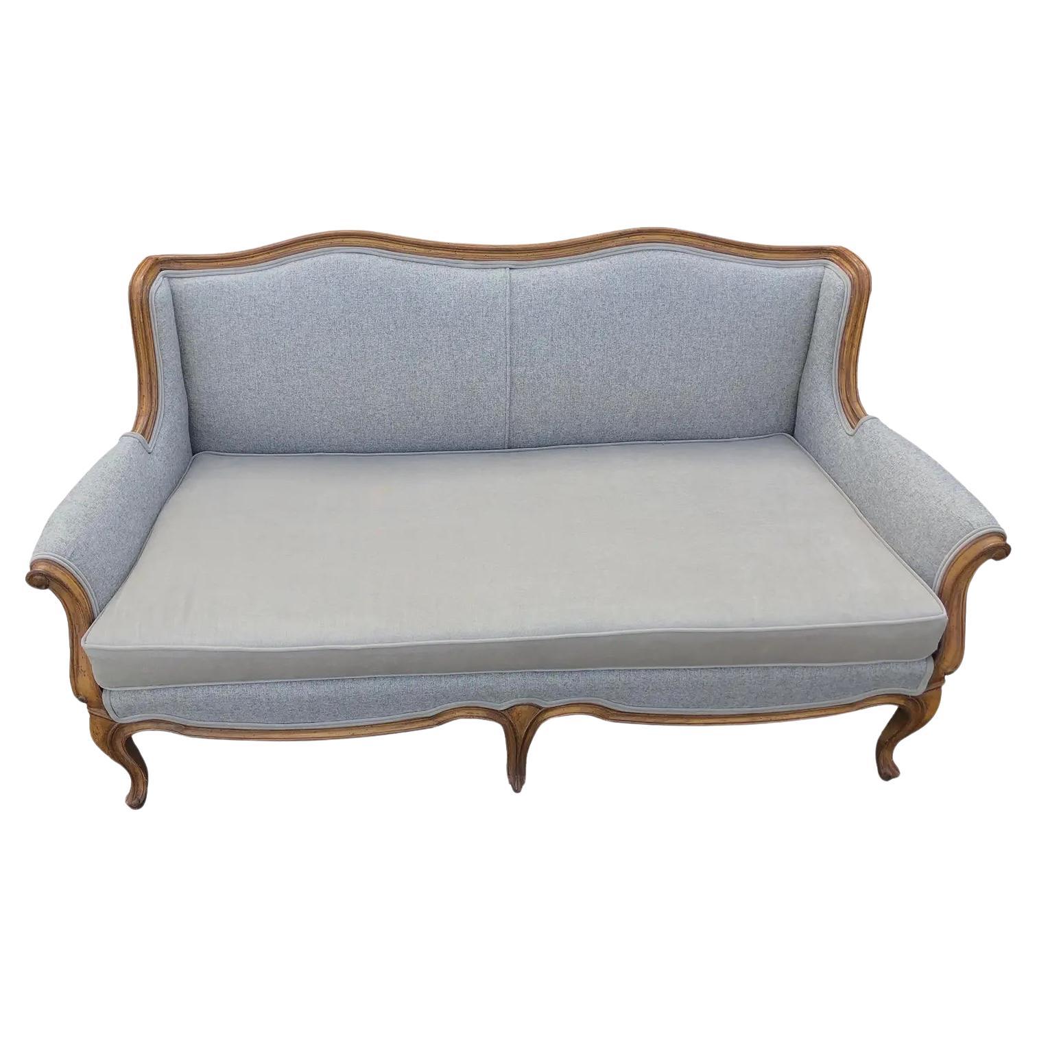 Neu gepolstertes Vintage-Sofa im Angebot