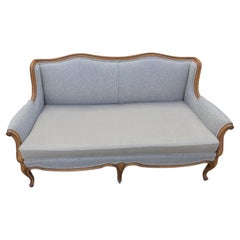 Canapé vintage nouvellement tapissé