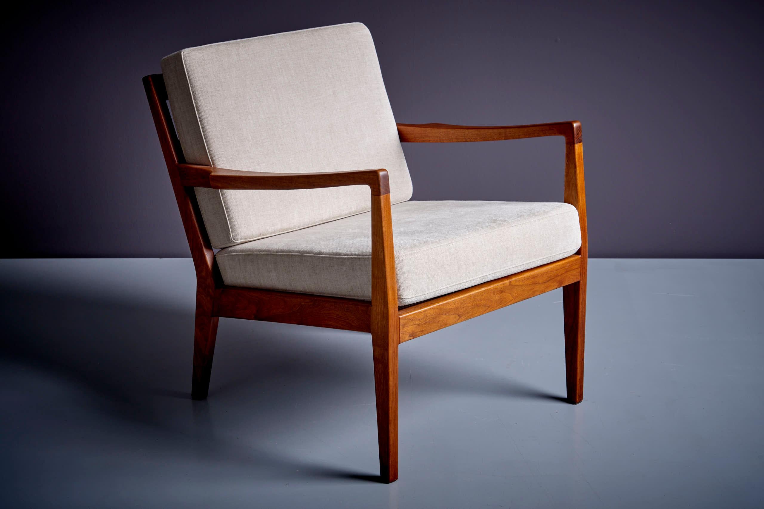 Newly Upholstered White Lounge Chair with Ottoman by Arden Riddle, 1960s In Good Condition For Sale In Berlin, DE