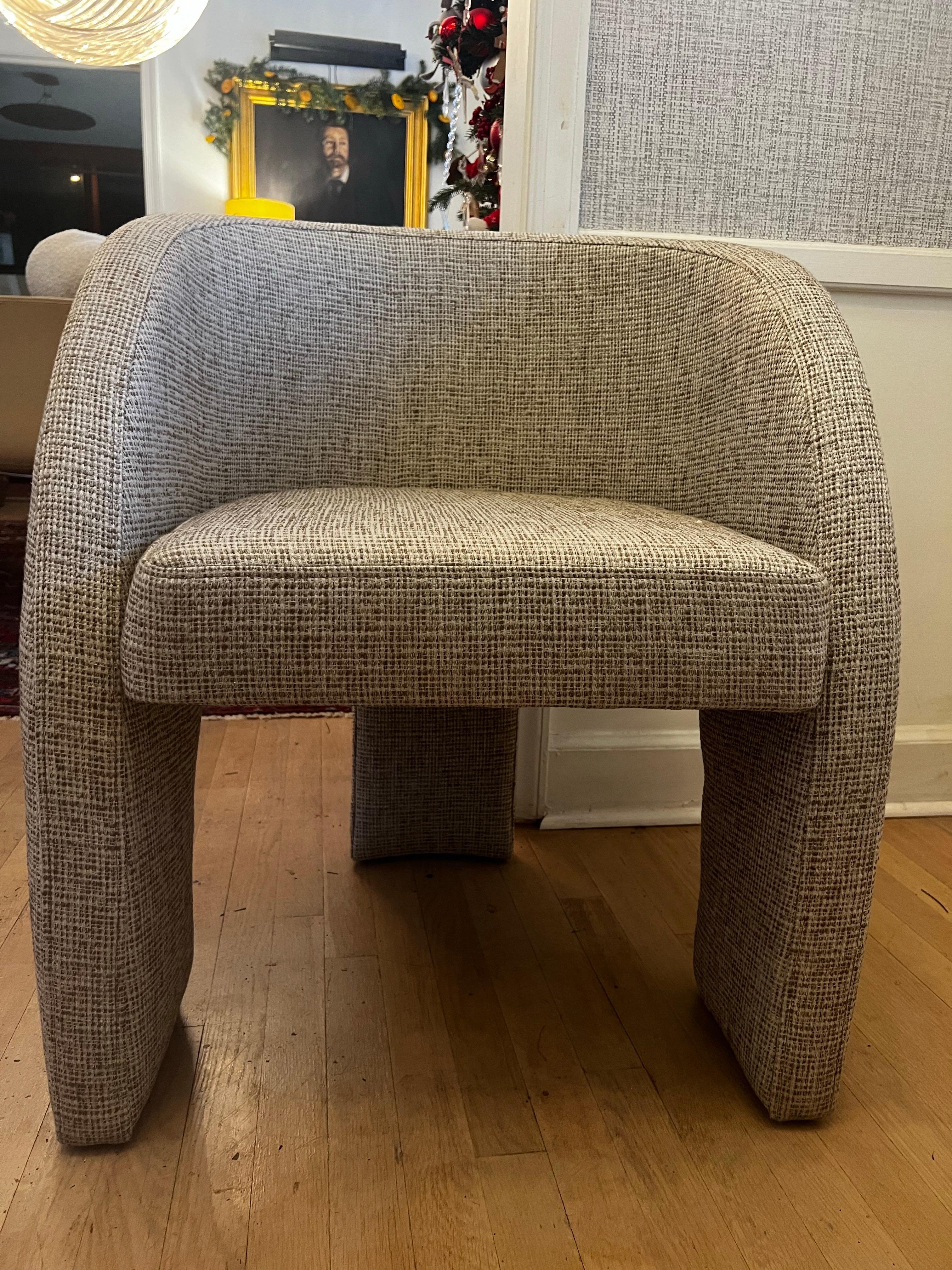 Nos quedan seis. Precio por unidad.  

Sillones posmodernos de tres patas al estilo de Weigman Preview.
Estas sillas con respaldo de barril pueden utilizarse como sillas de comedor, sillas auxiliares, en la entrada o incluso en el diseño del salón. 