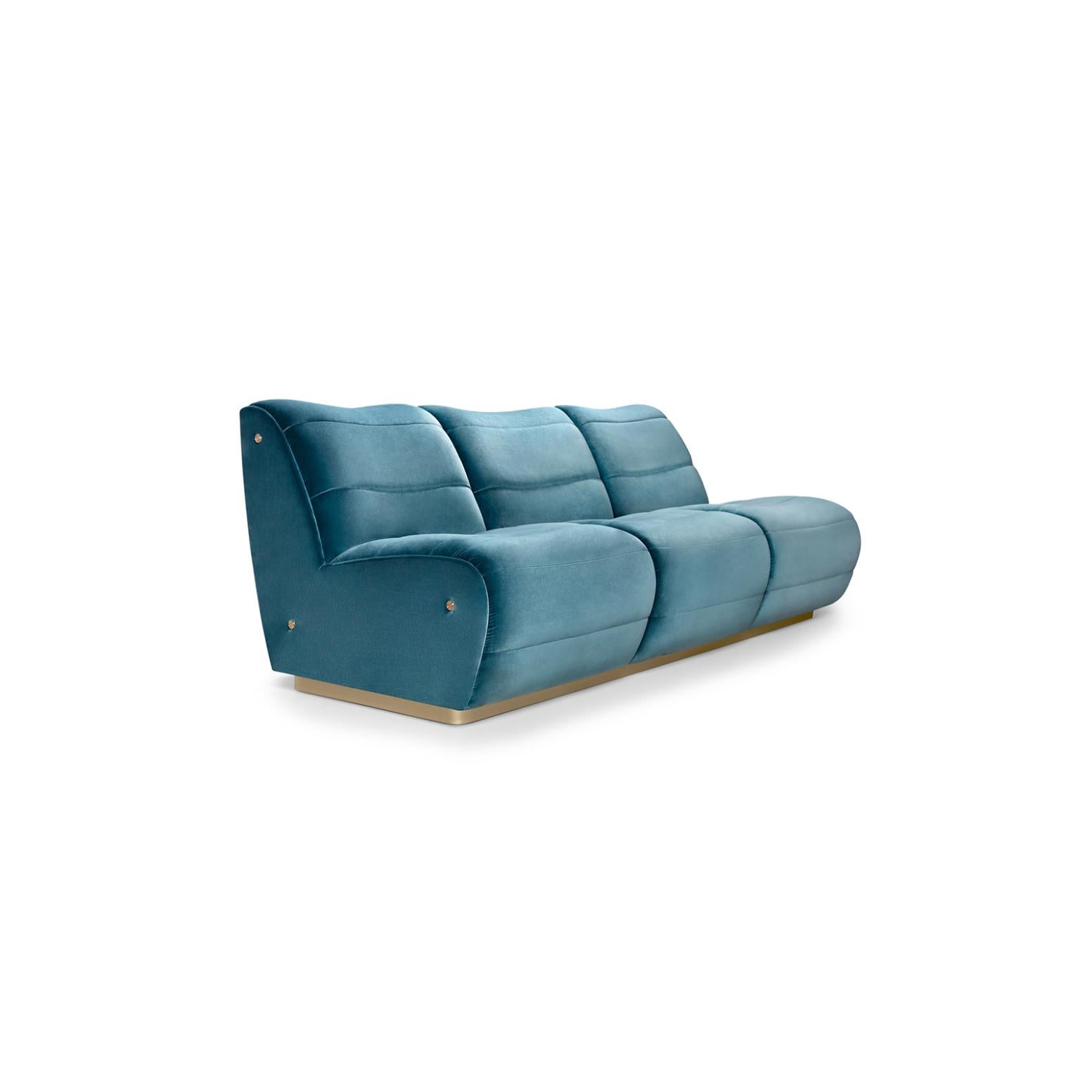 Sofá Newman 230 by Munna
Dimensiones: P 93 x An 230 x Al 75 cm. SH: 43 cm.
Materiales: Madera, espuma, latón y tapicería.
Acabado: Terciopelo de algodón, ref. Azul acero, tapicería CV27 y latón cepillado.

Disponible en todos los tejidos Munna