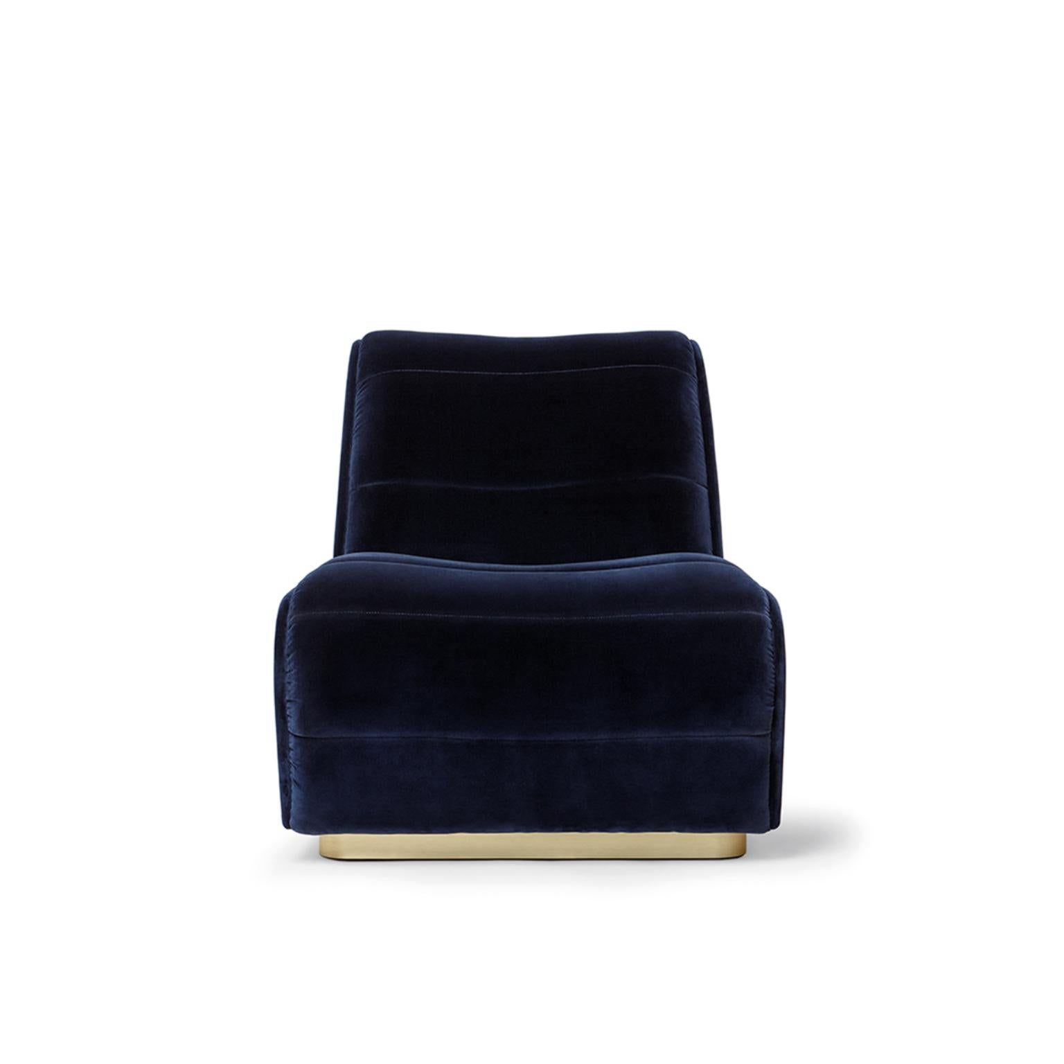 Sillón Newman by Munna
Dimensiones: P 93 x An 78 x Al 75 cm. SH: 43 cm.
Materiales: Madera, espuma, latón y tapicería.
Acabado: Terciopelo de algodón, ref. Azul medianoche, CV17 y latón cepillado.

Disponible en todos los tejidos Munna excepto en