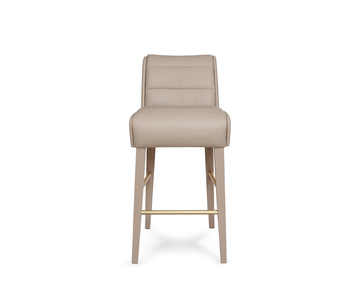 Newman Counter Stool by Munna
Dimensions: D 50 x W 40 x H 92 cm. SH: 70 cm.
Materials: Solid wood, foam, brass, and leather.
Finish: Upholstery: Leather, ref. Cream, L02. Legs: Cream gloss lacquer. Metal detail: Brushed brass.

Available in all