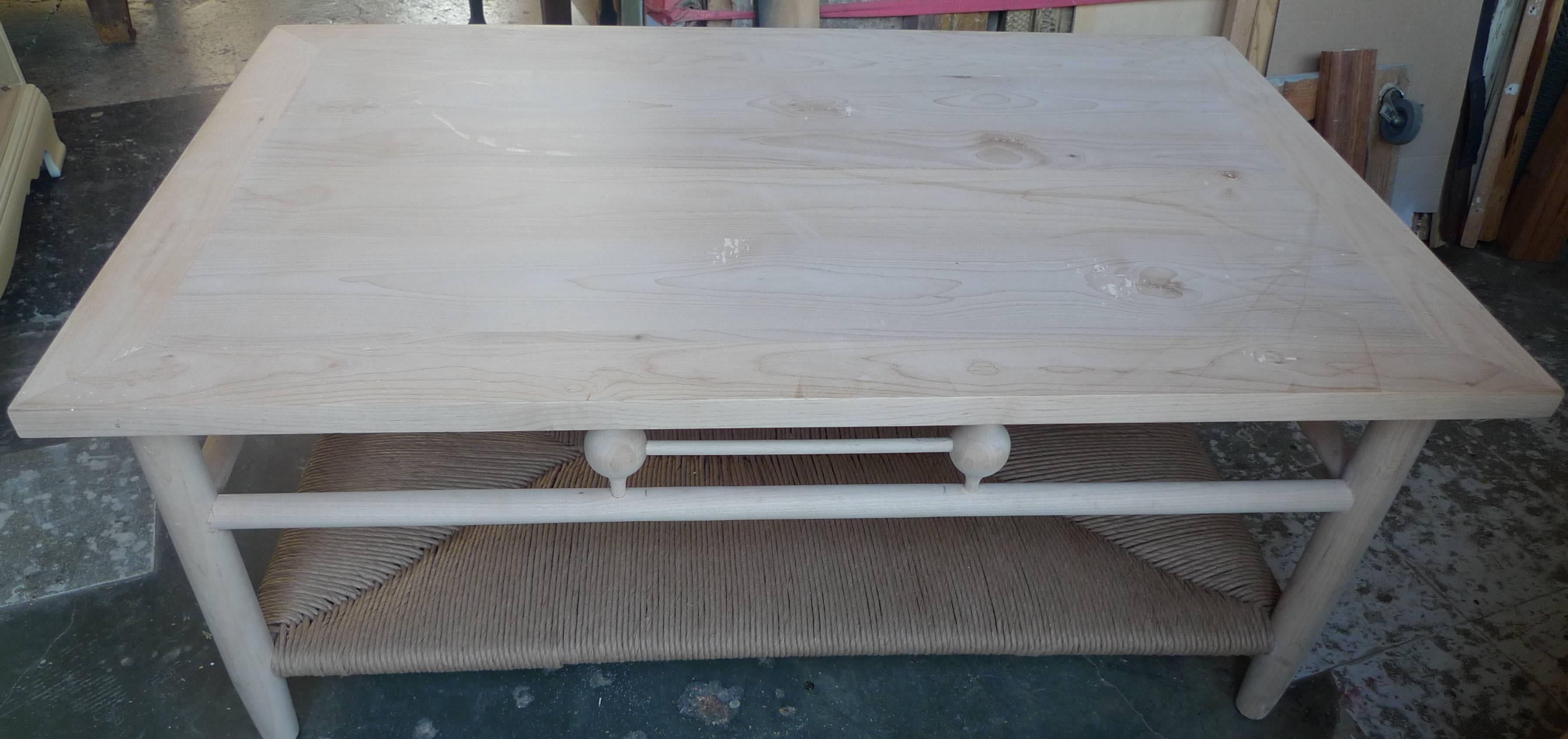Table basse en bois brut de style Newport des années 1980 avec étagère en jonc en vente 1