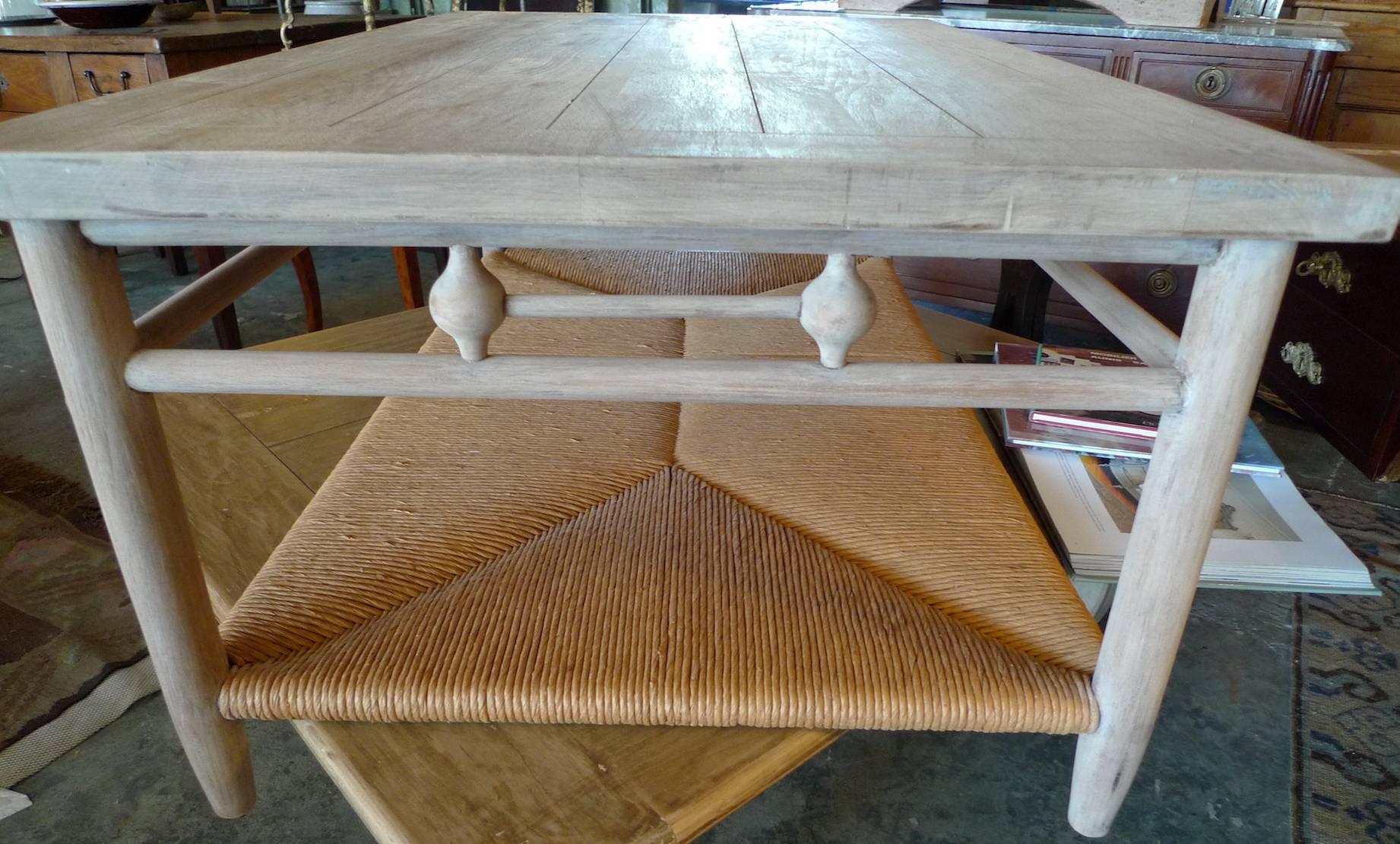 Américain Table basse en bois de style Newport des années 1980 avec étagère en jonc en vente