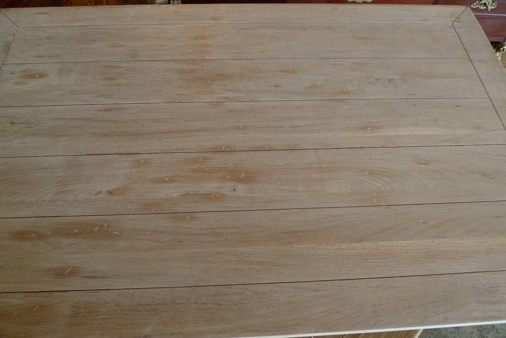 Jonc Table basse en bois de style Newport des années 1980 avec étagère en jonc en vente