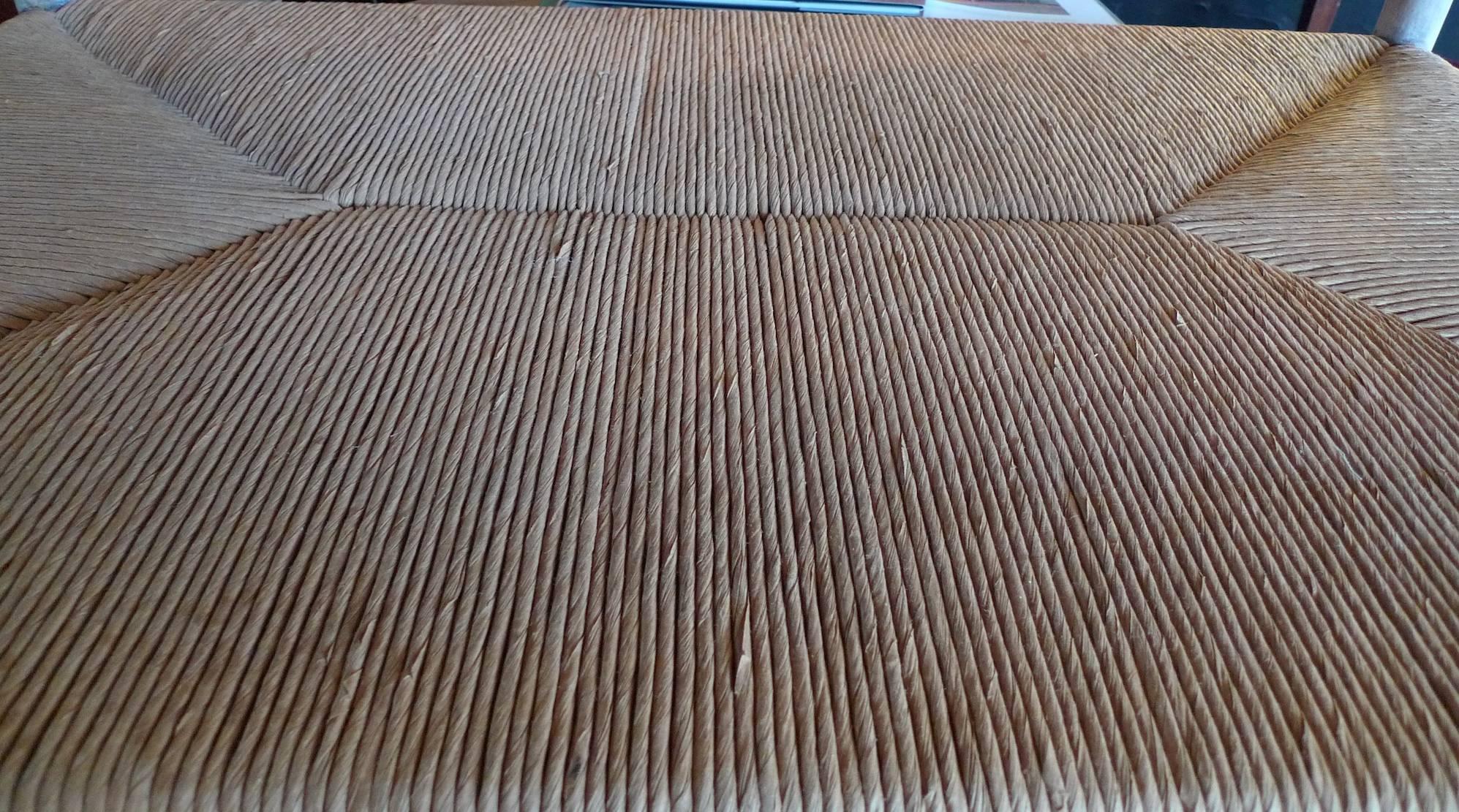 Table basse en bois de style Newport des années 1980 avec étagère en jonc en vente 2