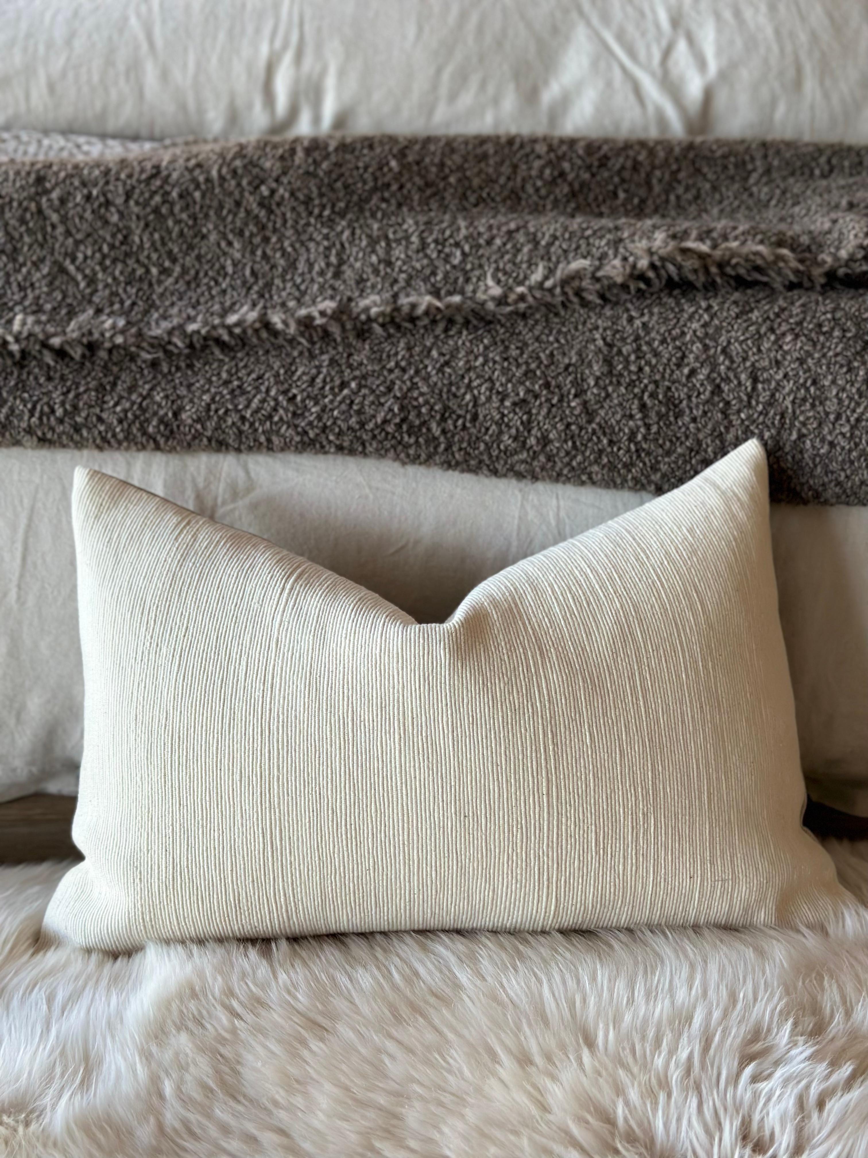 Newport Cream Textured Linen Lumbar Pillow In New Condition In Brea, CA