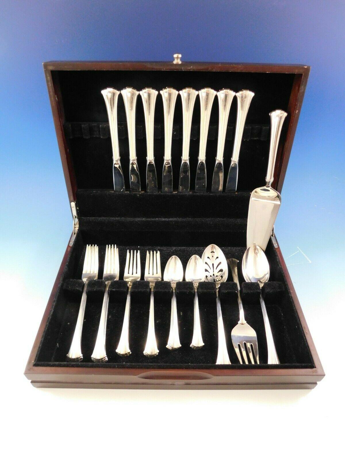 Service de couverts de table Newport scroll by Gorham en argent sterling, 36 pièces. Cet ensemble comprend :

8 couteaux de table, 9 1/8