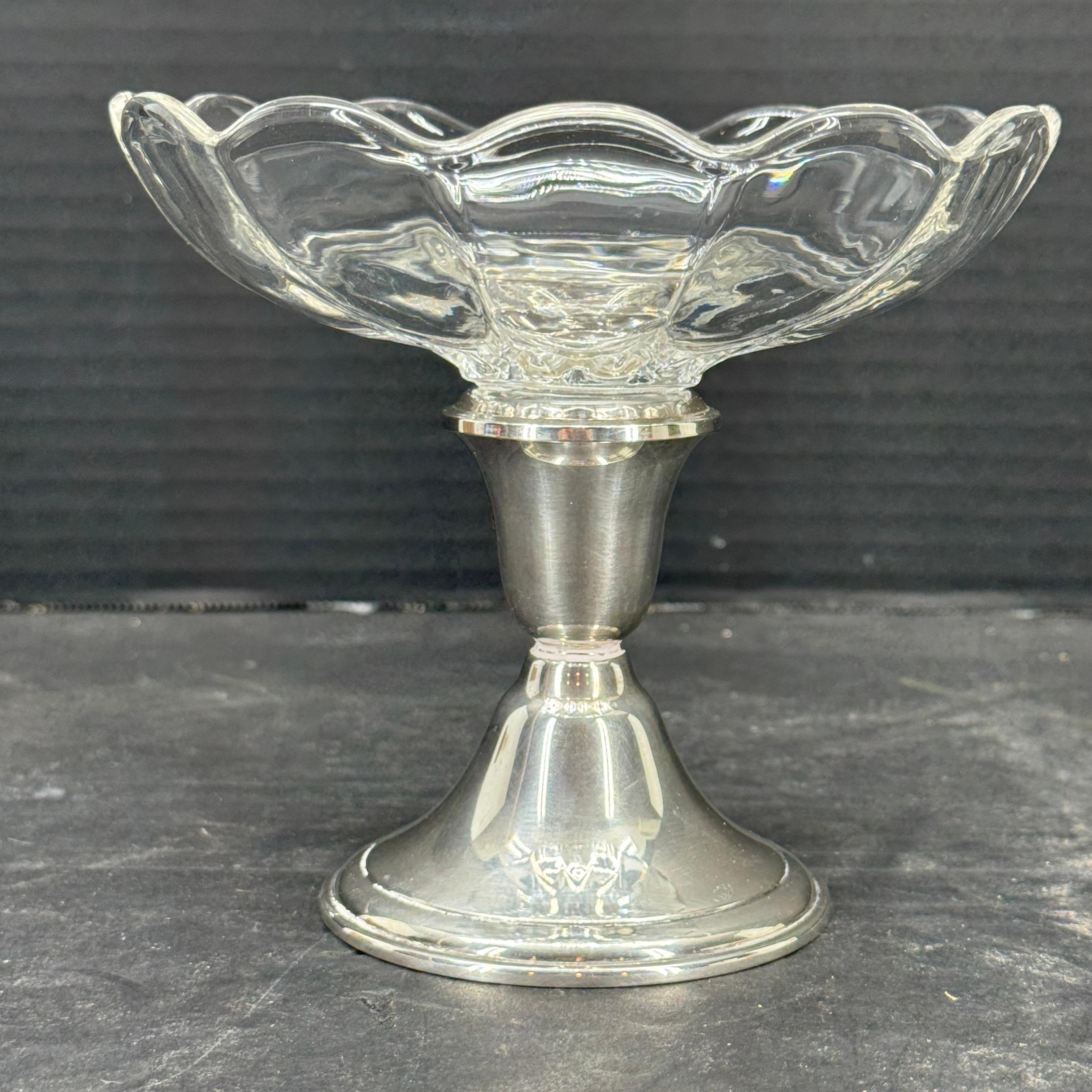 Vielseitig und elegant - so lässt sich diese Mid-Century-Kompottschale mit gewichtigem Sterlingsilberfuß am besten beschreiben. Wir sehen sie sowohl als Tafelaufsatz als auch als Schmuckhalter auf einer Frisierkommode. Sicherlich ein klassisches,