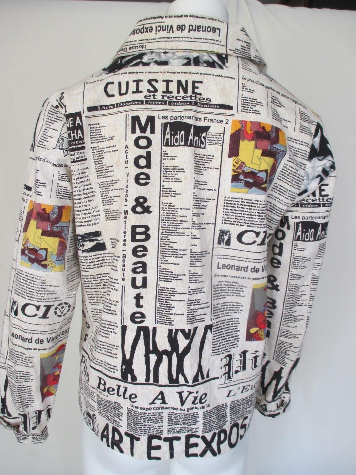 News Paper Art Gaudi Couture Bedruckte Jacke und Bluse (Grau) im Angebot