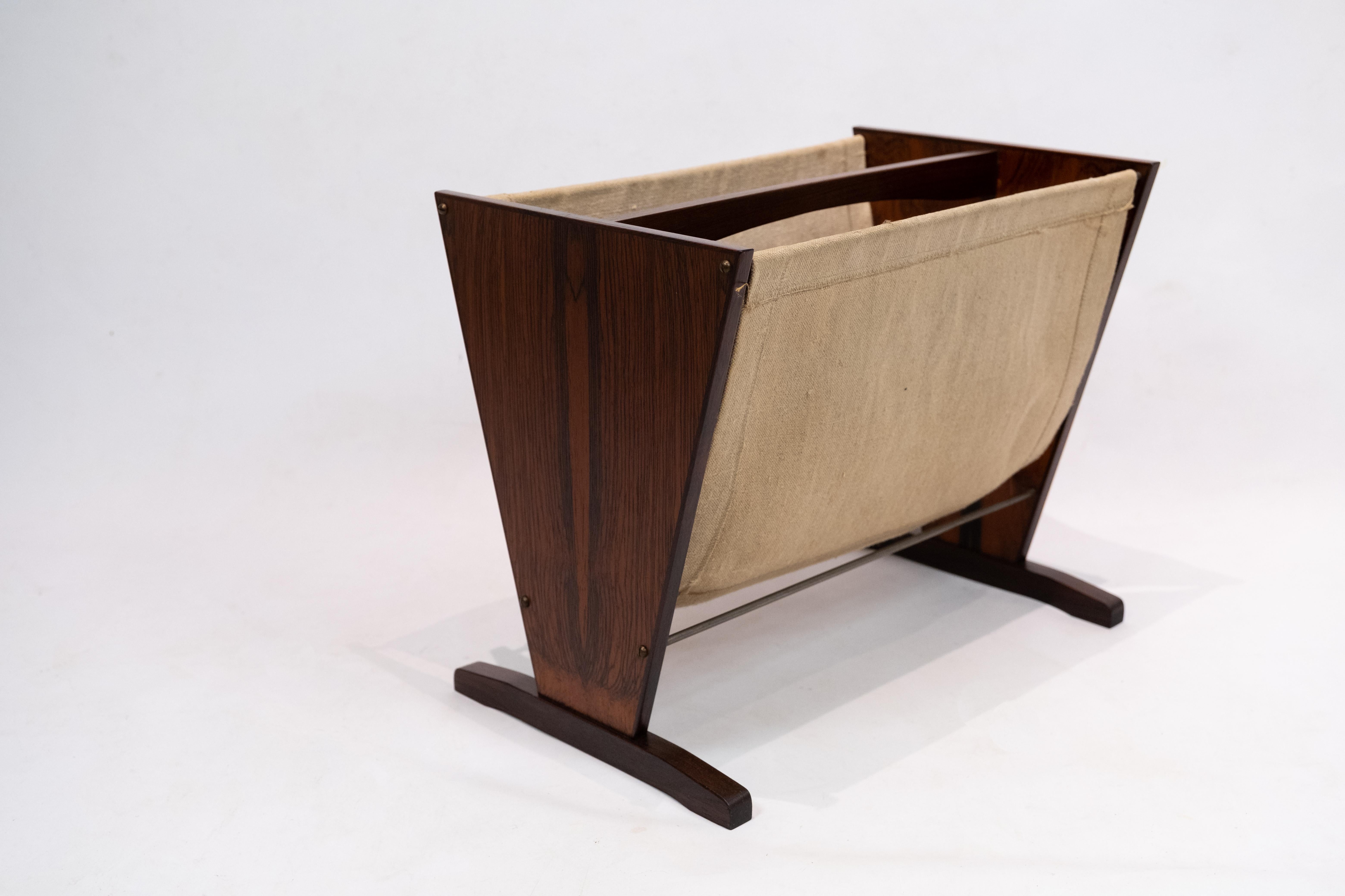 Der dänische Zeitungsständer aus Palisanderholz aus den 1960er Jahren ist ein stilvolles und funktionelles Stück, das die schlichte Eleganz des modernen Designs der Mitte des Jahrhunderts verkörpert. Dieses Regal aus edlem Palisanderholz strahlt