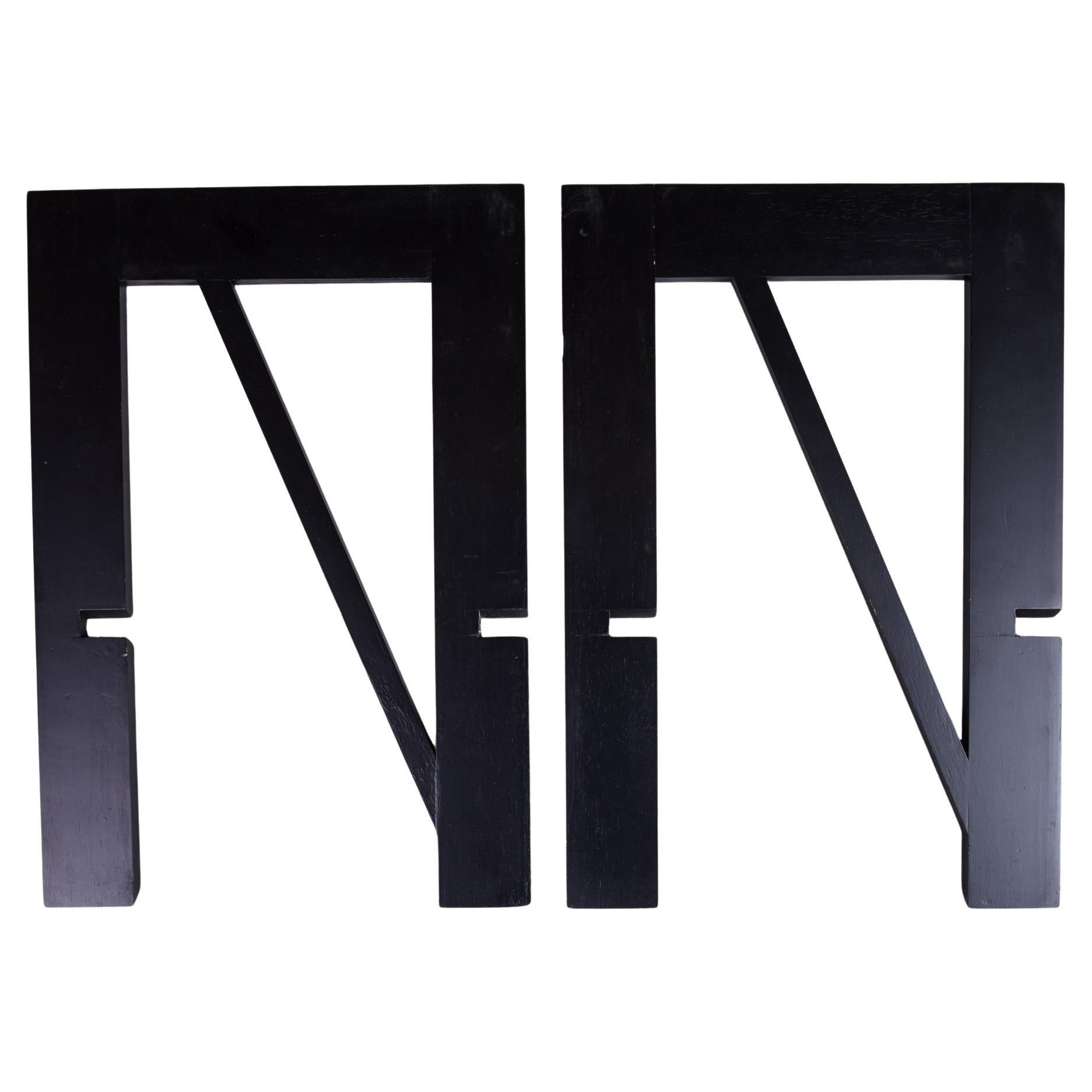 Unusual newspaper holder in black lacquered wood, removable and foldable when not needed.
Simple, elegant , useful, good price.
It can also be opened in another way and the sizes are: cm. 50 x 34,5 x h. 29 for many newspapers.

ref. O/842


