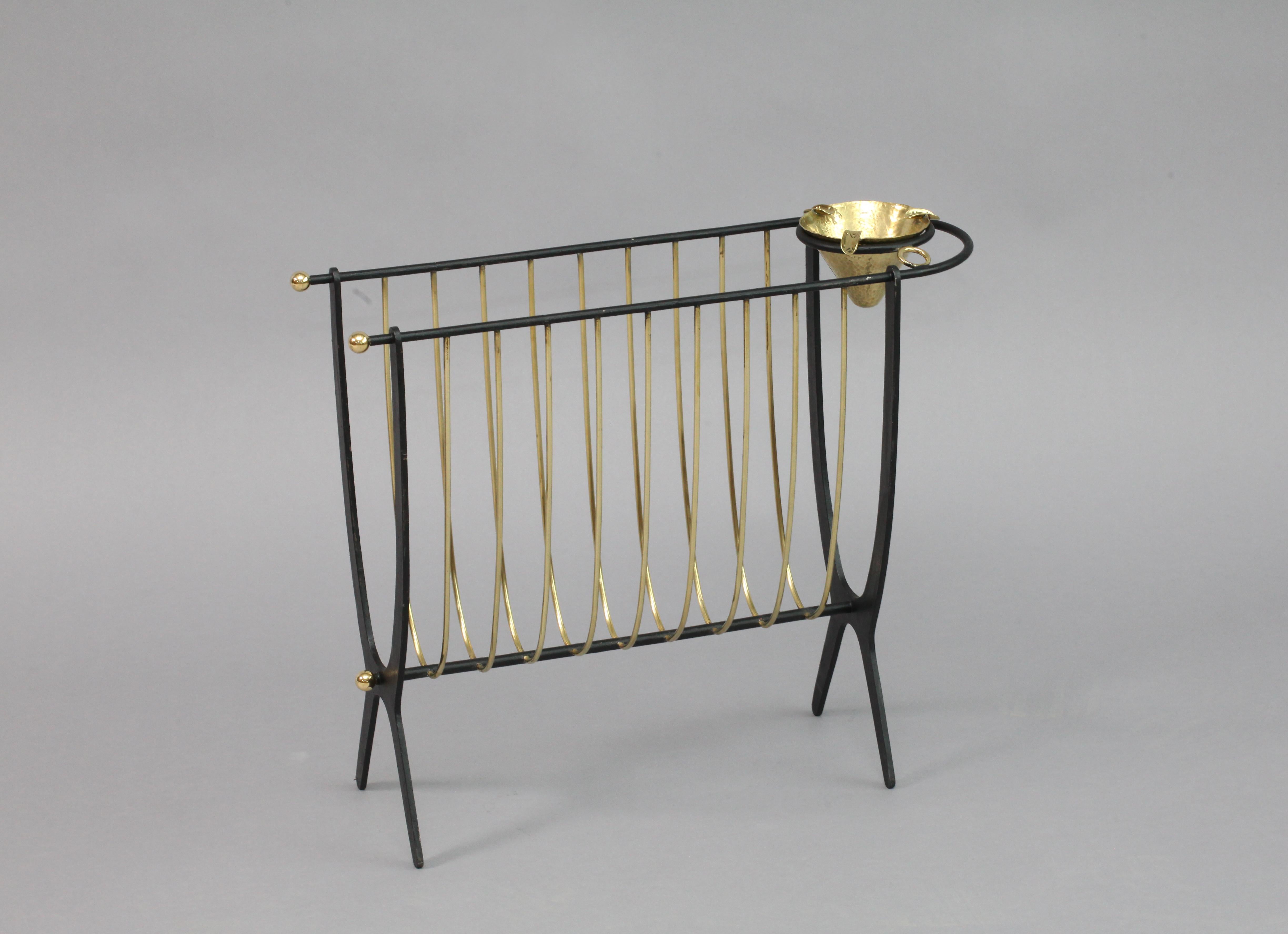 newspaper rack with ashtray, Italy 1950. black laquered metal with brass ashtray In Good Condition In Vienna, Vienna