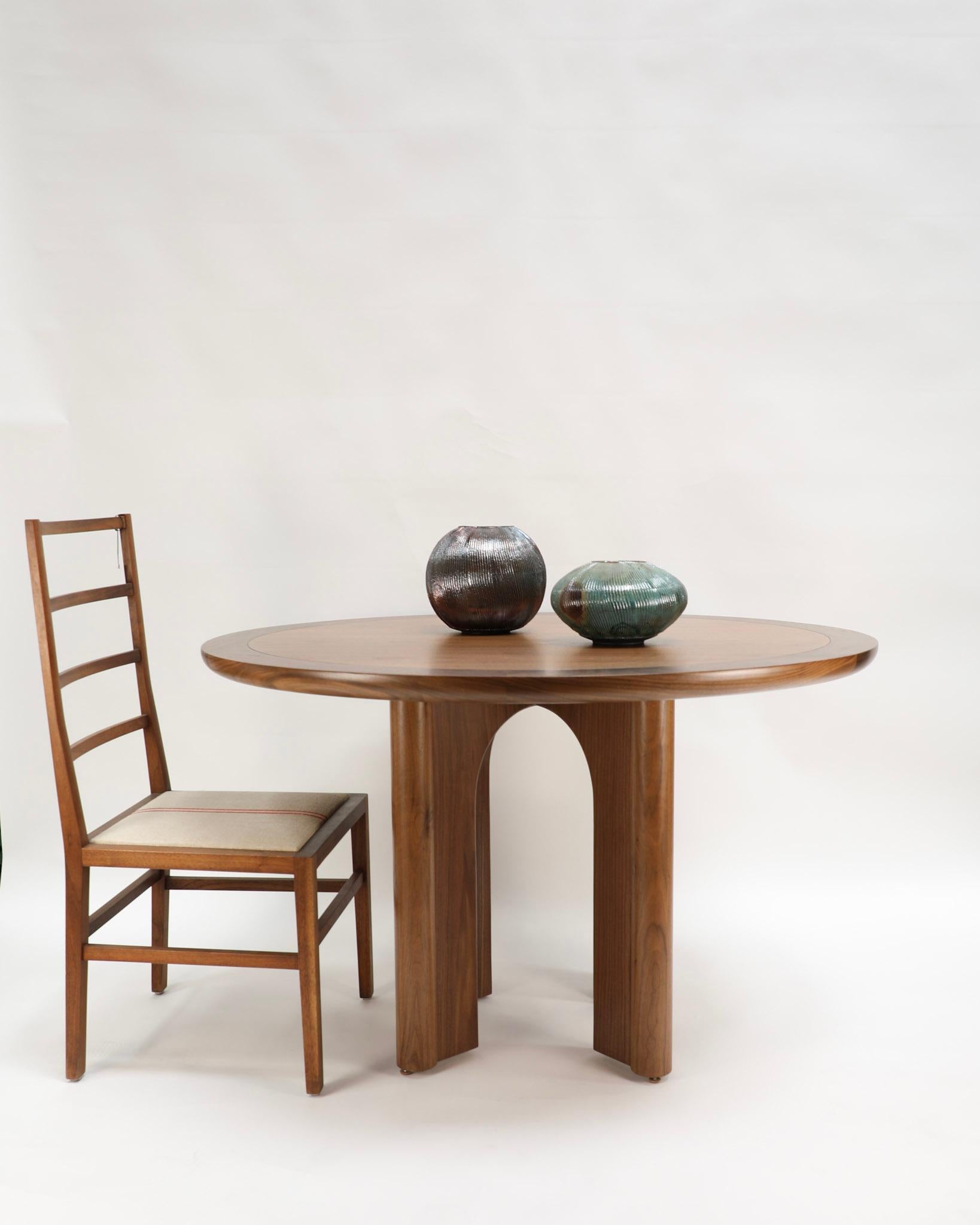  La table à manger Newton présente une base avec des arcs entrecroisés qui font rebondir la lumière et l'ombre et nous rappellent les ponts ferroviaires construits au début du siècle.

La collection capsule de six pièces DISC Interiors x LF