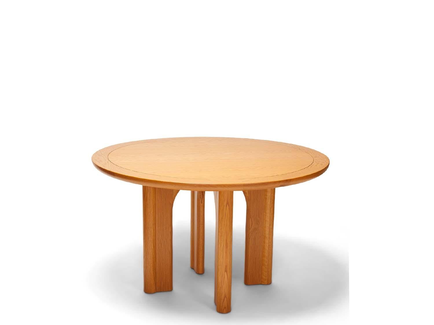  Der Newton Dining Table hat ein Untergestell mit sich kreuzenden Bögen, die Licht und Schatten reflektieren und an die Eisenbahnbrücken der Jahrhundertwende erinnern.

50