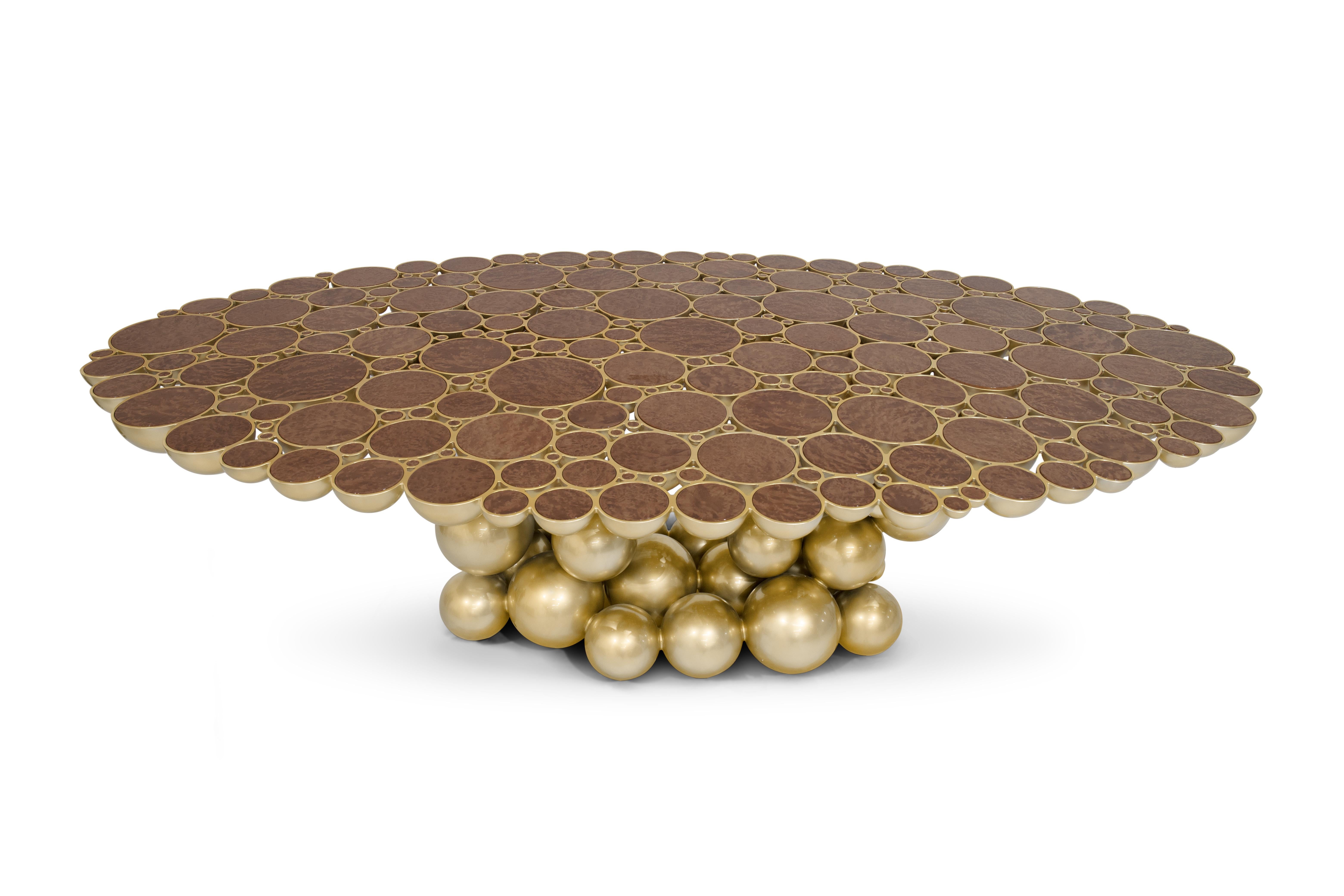 XXIe siècle et contemporain Table de salle à manger Newton en noyer doré - Fabrication artisanale en or et aluminium - Boca Do Lobo en vente
