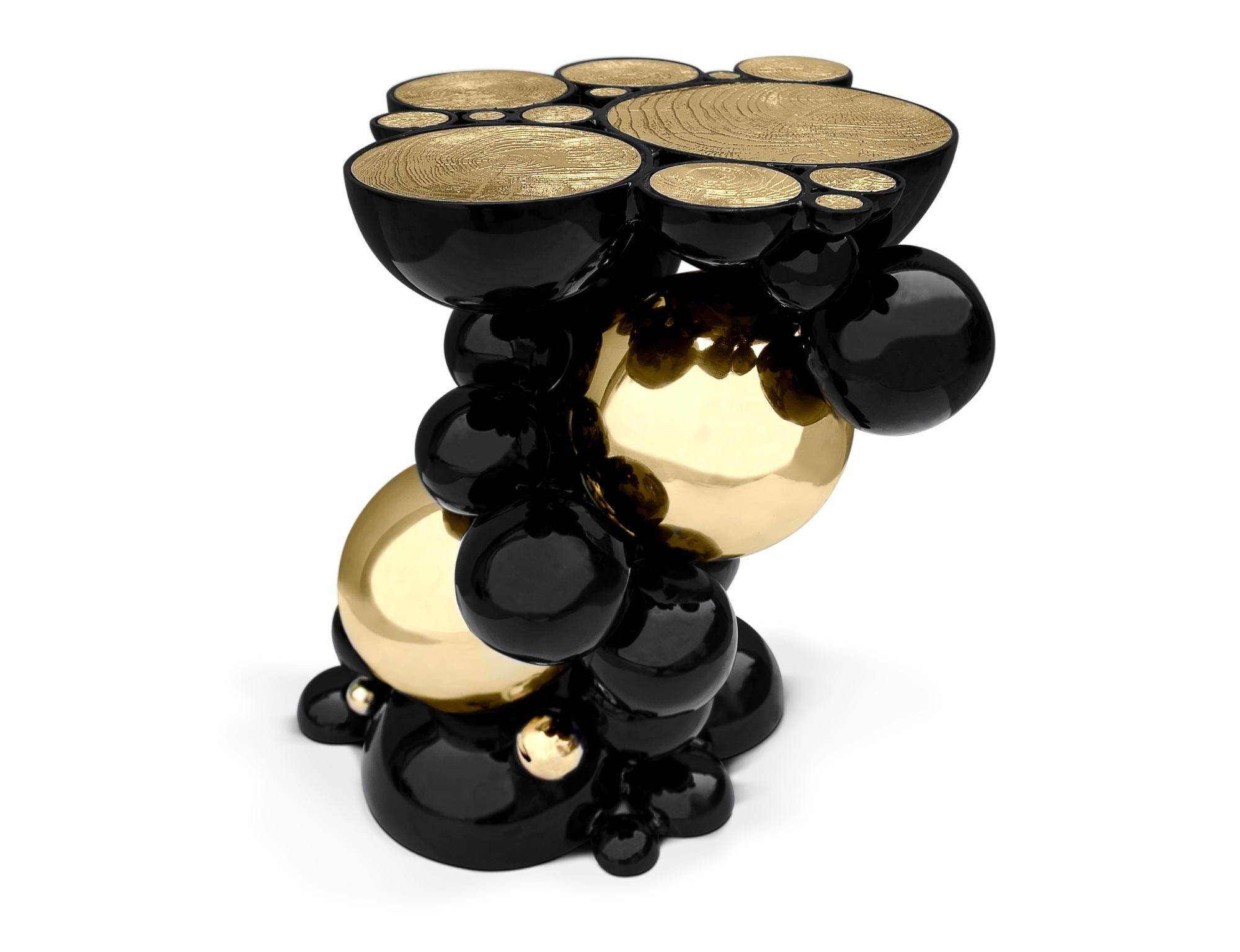 Mixing the old with new, Newton side table is an insightful combination of grandeur and playfulness. This piece is so versatile that can be easily converted into a stool. Its structure is made from aluminum, lacquered in black, with a high gloss