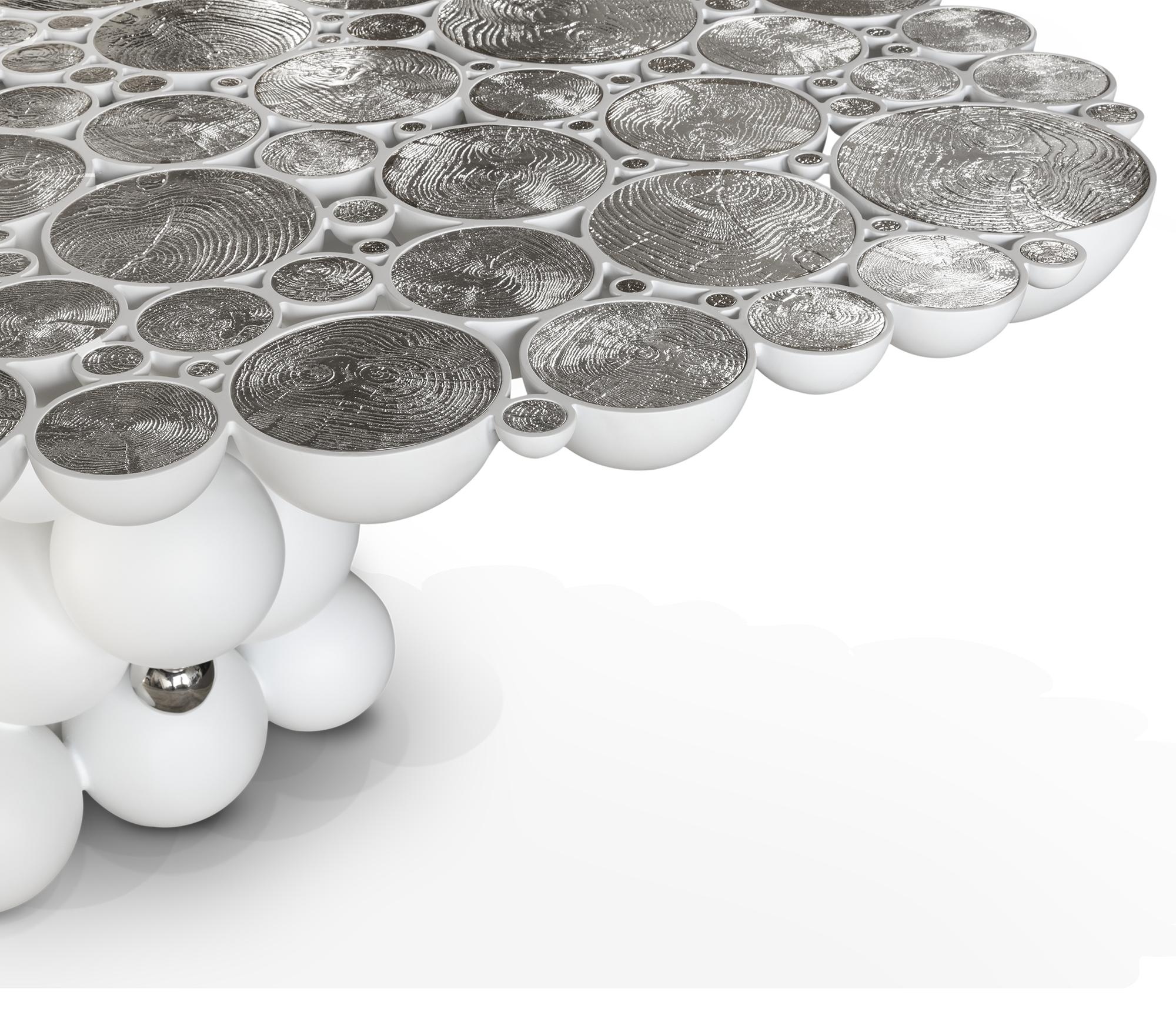 Métal Table de salle à manger Newton blanche en aluminium plaqué or, fabriquée à la main, Boca do Lobo en vente