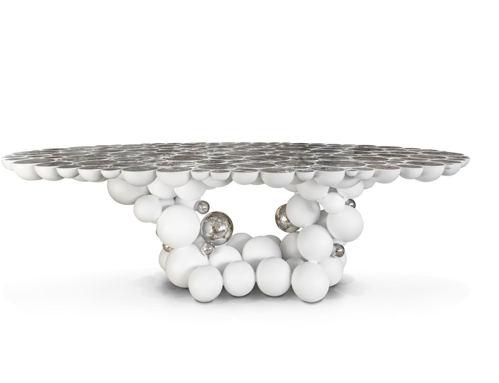 Portugais Table de salle à manger Newton blanche en aluminium plaqué or, fabriquée à la main, Boca do Lobo en vente