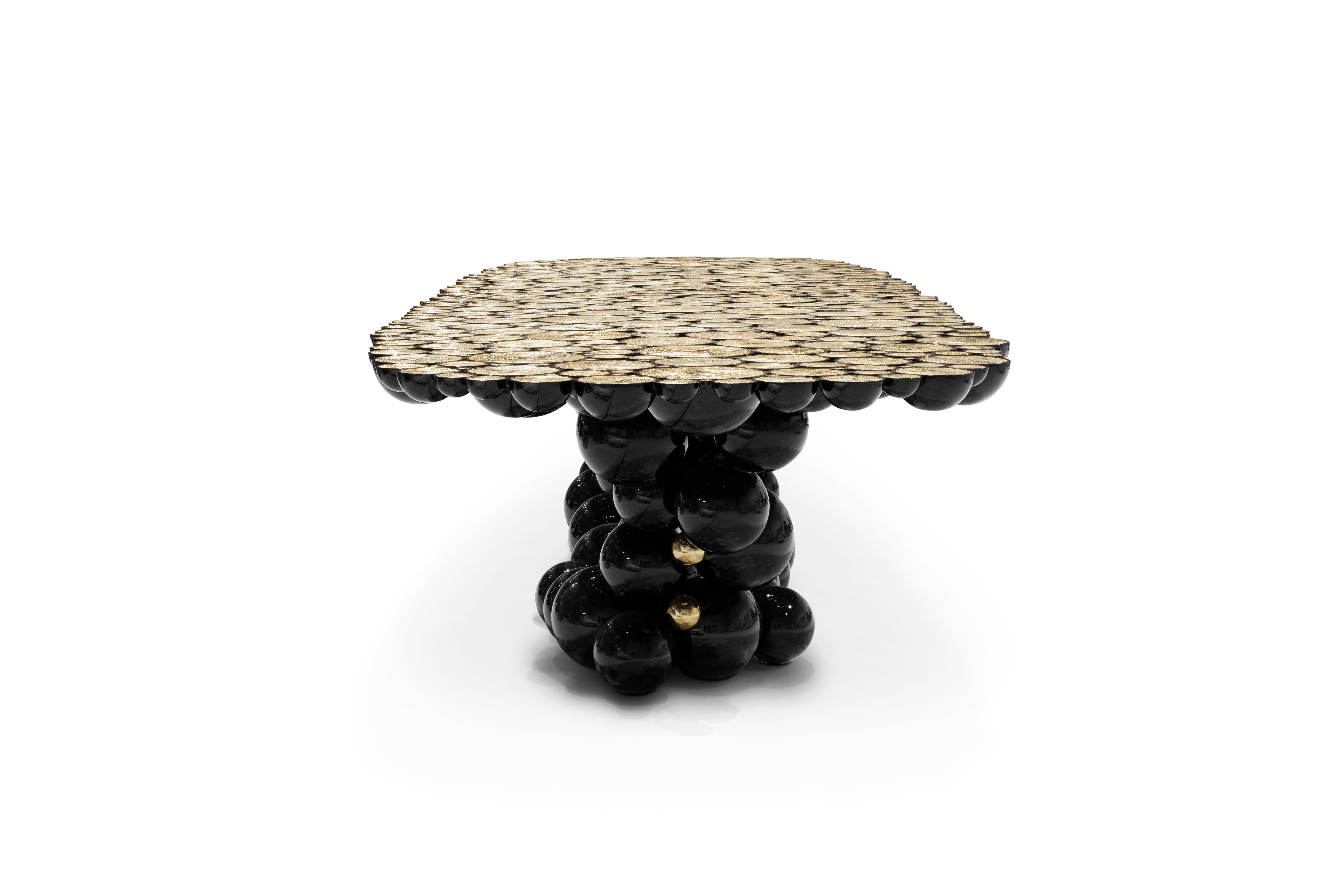 Sculpté à la main Table de salle à manger Newton XL en aluminium plaqué or, fabriquée à la main, Boca do Lobo en vente
