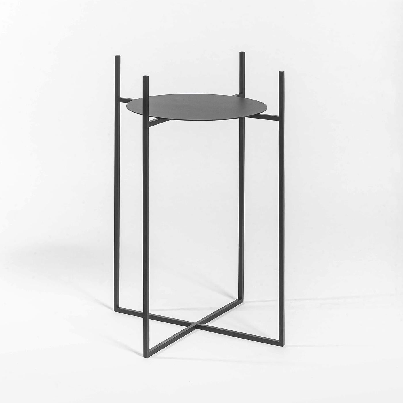 This elegant, minimalist cachepot sits atop a thin, black iron frame. It features a sophisticated exterior in hand-woven, champagne gold-colored aluminum with an interior steel structure. This medium-sized item has a total height of 90 cm, with the