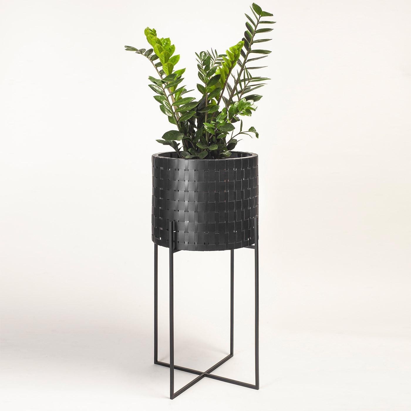 A celebration of simplicity, this side table features clean and essential lines of absolute elegance. Ideally complementing a living room decor, flanking a refined sofa of contemporary sophistication, embellished with vases, statuettes, or