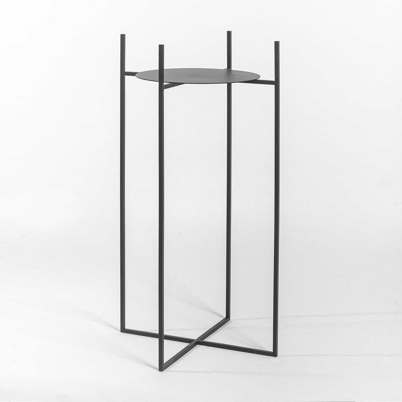 Inspirado en el Op Art de los años 60, este excepcional macetero de acero (80 cm de altura) se caracteriza por un material exclusivo de láminas de aluminio entrelazadas con acabado negro y natural, creado en exclusiva por el Estudio de Diseño