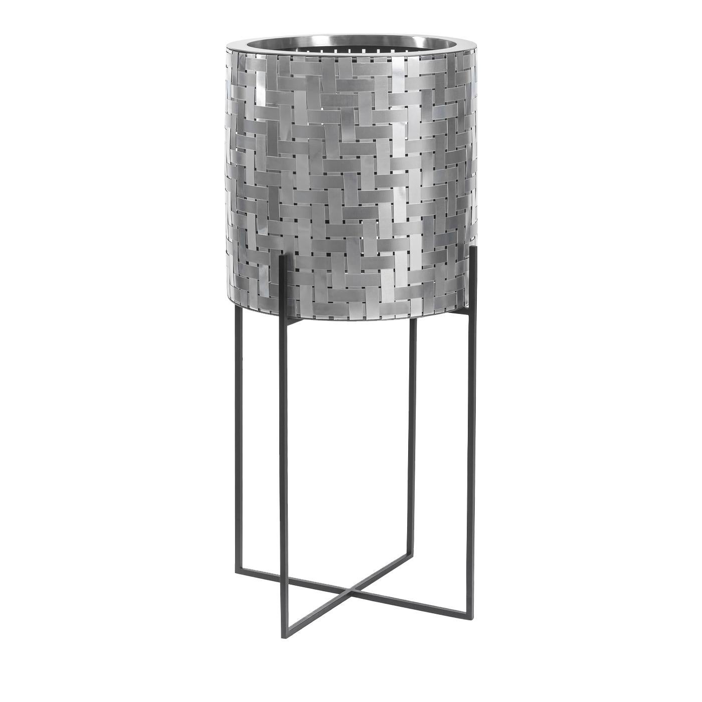 Nexum is a vase cover with an external structure in painted iron, designed to make it easier to care for your plants. Available in three different sizes, the Nexum60 is 60 cm high and sits approximately 50 cm off the ground. The internal steel