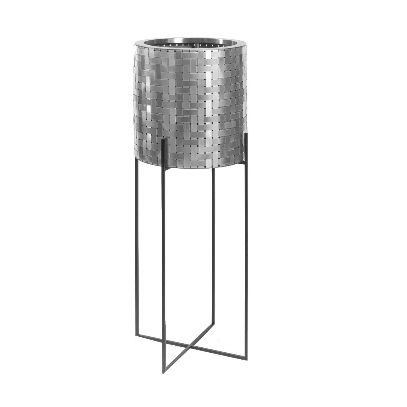Nexum is a vase cover with an external structure in painted iron, designed to make it easier to care for your plants. Available in three different sizes, the Nexum80 is 80 cm high and sits approximately 70 cm off the ground. The internal steel