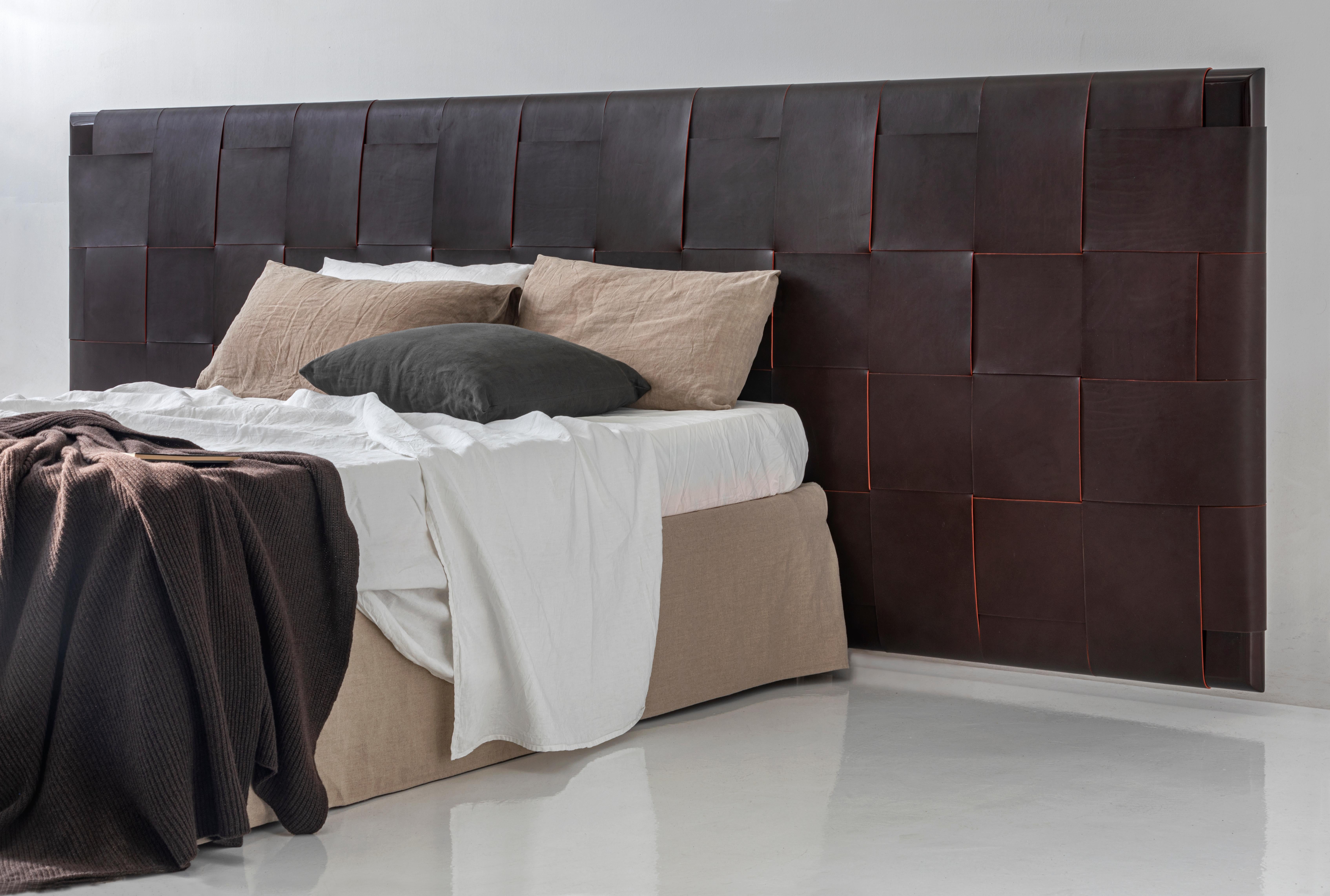 Nexus is a Latin word meaning “weave”, and strips of woven leather are featured in the prominent headboard of this bed, which on its own could furnish an entire bedroom. Even more: it can turn it into a veritable scenographic backdrop.

Though