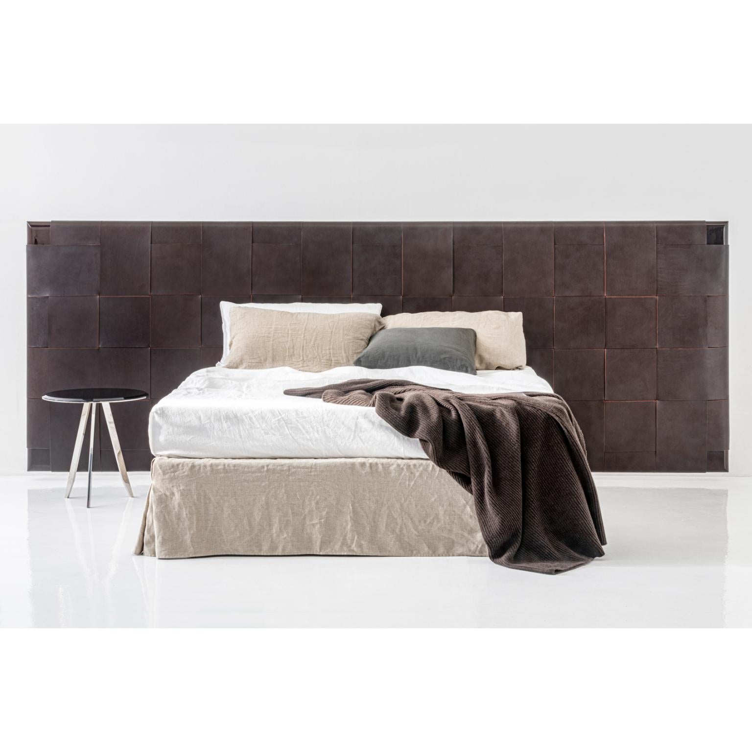 Nexus Leinen Master 01 Gepolstertes und Lederbett mit Kopfstütze von Casa Casati 
Abmessungen: Kopfstütze: T 12 x B 364 x H 130 cm. 
Bett: T 203 x B 186 x H 32 cm.
MATERIALIEN: Eschenholz, Leder, flexibles Polyurethan, Polyesterfaser und
