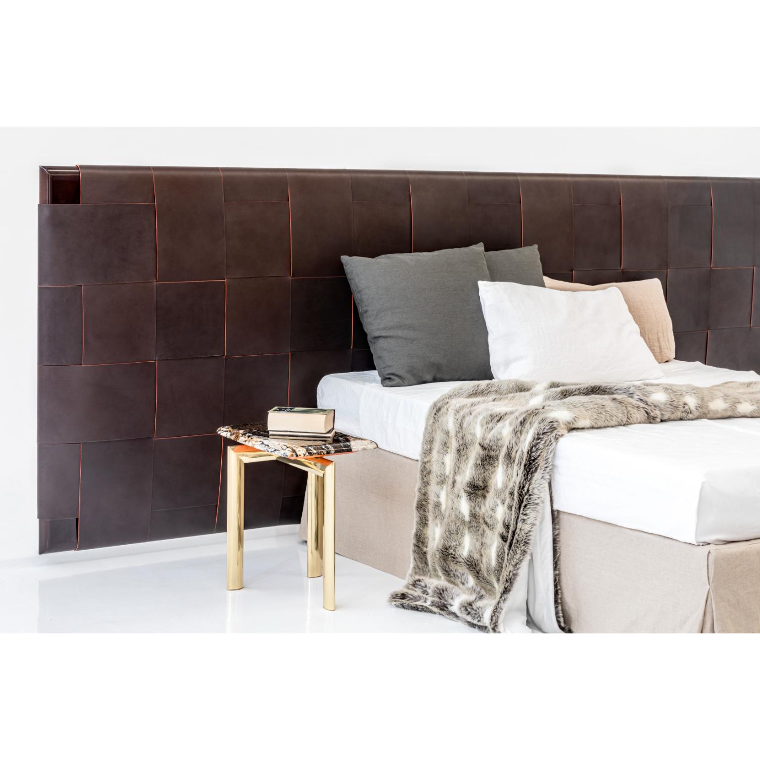 Nexus Leinen Master 01 Gepolstertes und Lederbett mit Kopfstütze von Casa Casati (Postmoderne) im Angebot