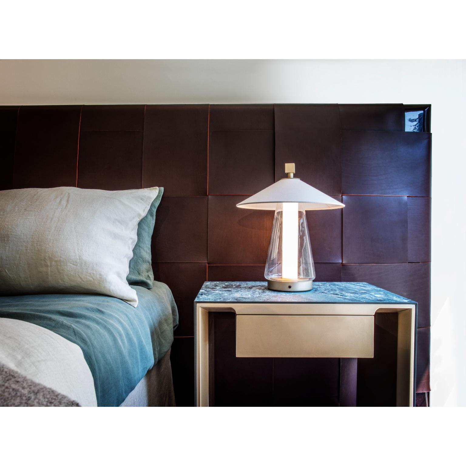 Nexus Leinen Master 01 Gepolstertes und Lederbett mit Kopfstütze von Casa Casati (21. Jahrhundert und zeitgenössisch) im Angebot