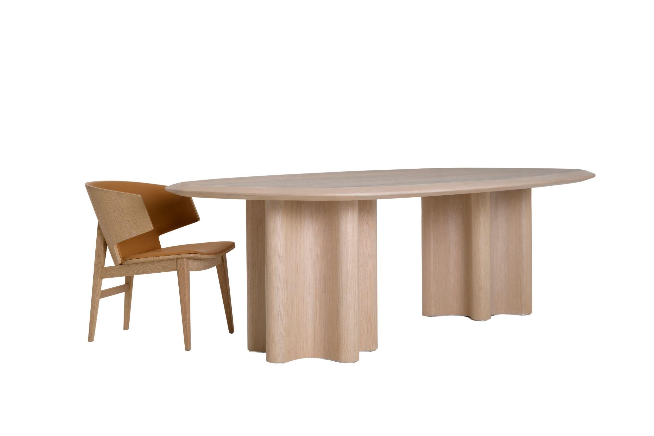 Redéfinir les réunions avec un centre de table polyvalent
qui favorise sans effort la connexion et la Collaboration.

Au cœur de notre philosophie de conception se trouve l'essence de la
La connexion, incarnée par notre table polyvalente, baptisée