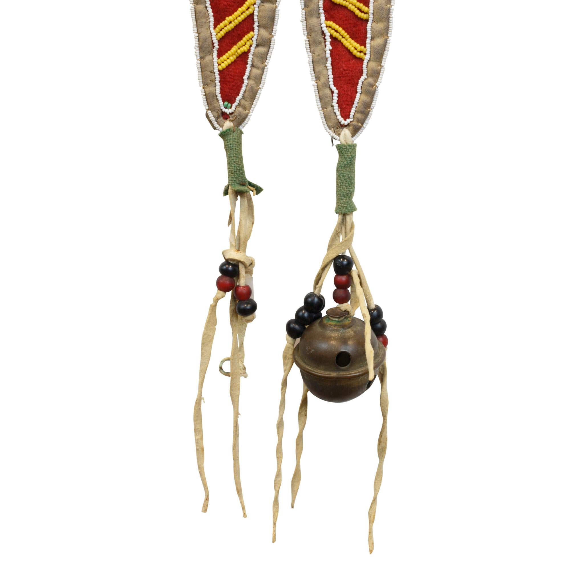 Martingale Nez Perce en perles de conception ancienne. Construit en stroud appliqué sur toile avec des panneaux perlés de motifs de sabliers et de diamants. Suspensions à pattes fendues et à clochettes en laiton. Une pièce étonnante !

Période :