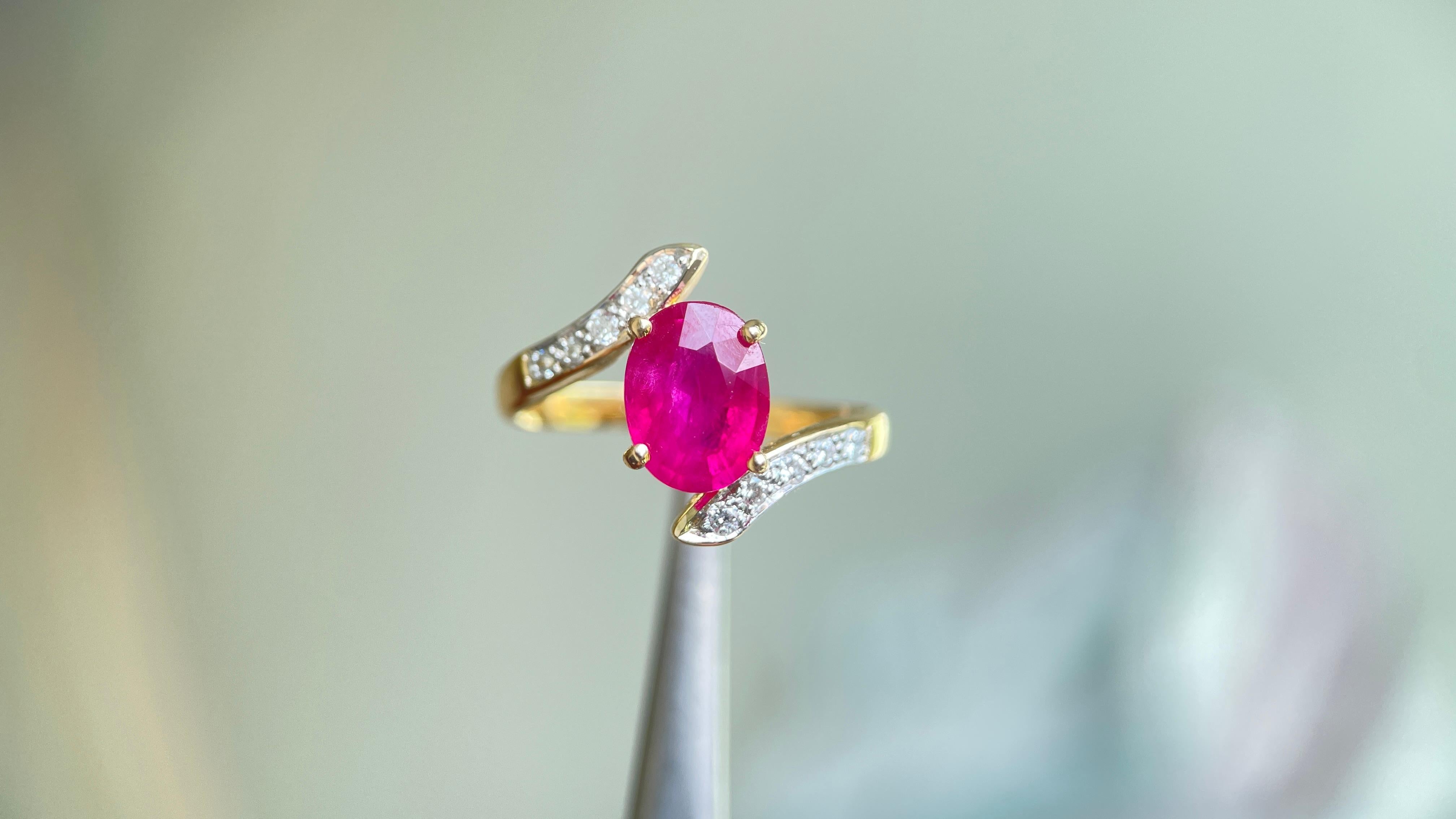 Merkmale:

Hauptedelstein (1Stück) - Rubin

Gesamtkaratgewicht (1Stück) - 1,58Ct (ungefähr)

Natürliche Diamanten (10Stück) - 0,15Ct

Maße des Rubins - 7,3x5,9 mm (ca.)

Schnitt - Oval

Klarheit - Sauberes Auge

Farbe - Rot

Transparenz -