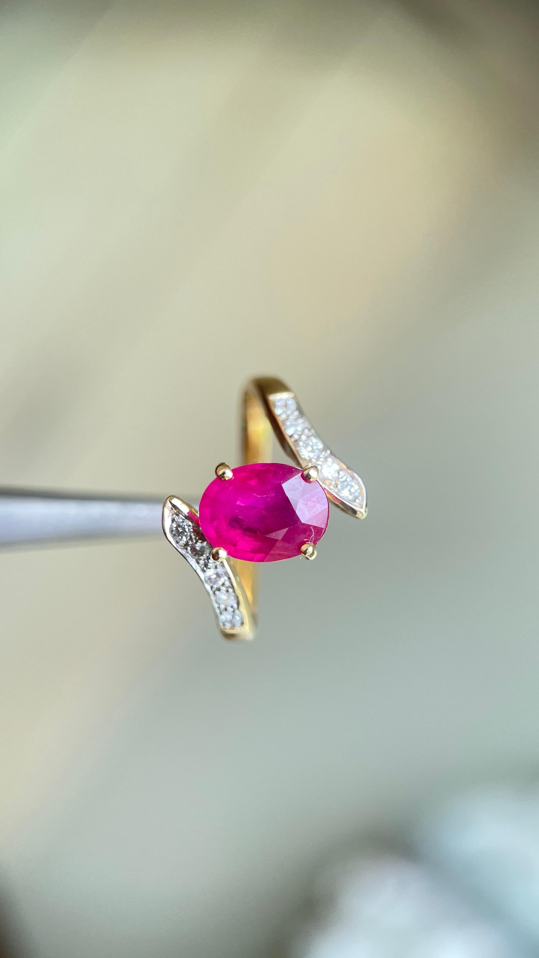 NGI-zertifiziert 1,58ct Burma erhitzt Rubin und natürlichen Diamanten Ring in 18K Gold (Ovalschliff) im Angebot