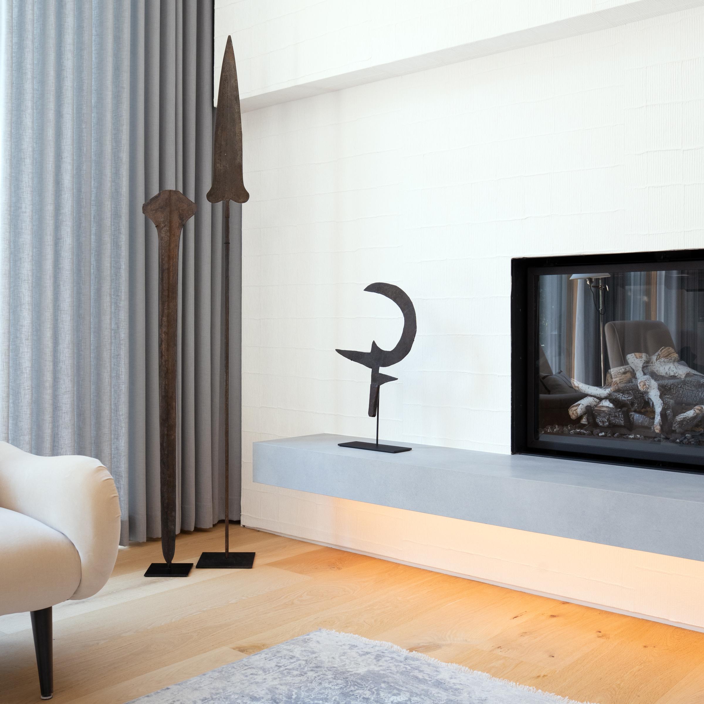 Mit seinen vielen Klingen und seiner dramatischen Form war dieses beeindruckende Wurfmesser ein Statussymbol und eine Art Währung bei den Ngombe-Völkern in der heutigen Demokratischen Republik Kongo. Das Messer zeigt das Geschick des Schmieds, der