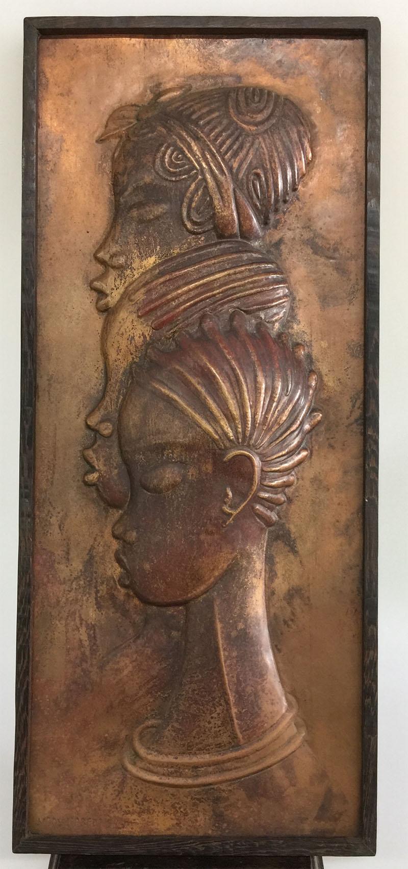 Art africain de Ngoy Kabem, Sadi M, relief de trois têtes de femme en laiton, 1979 Bon état - En vente à Delft, NL