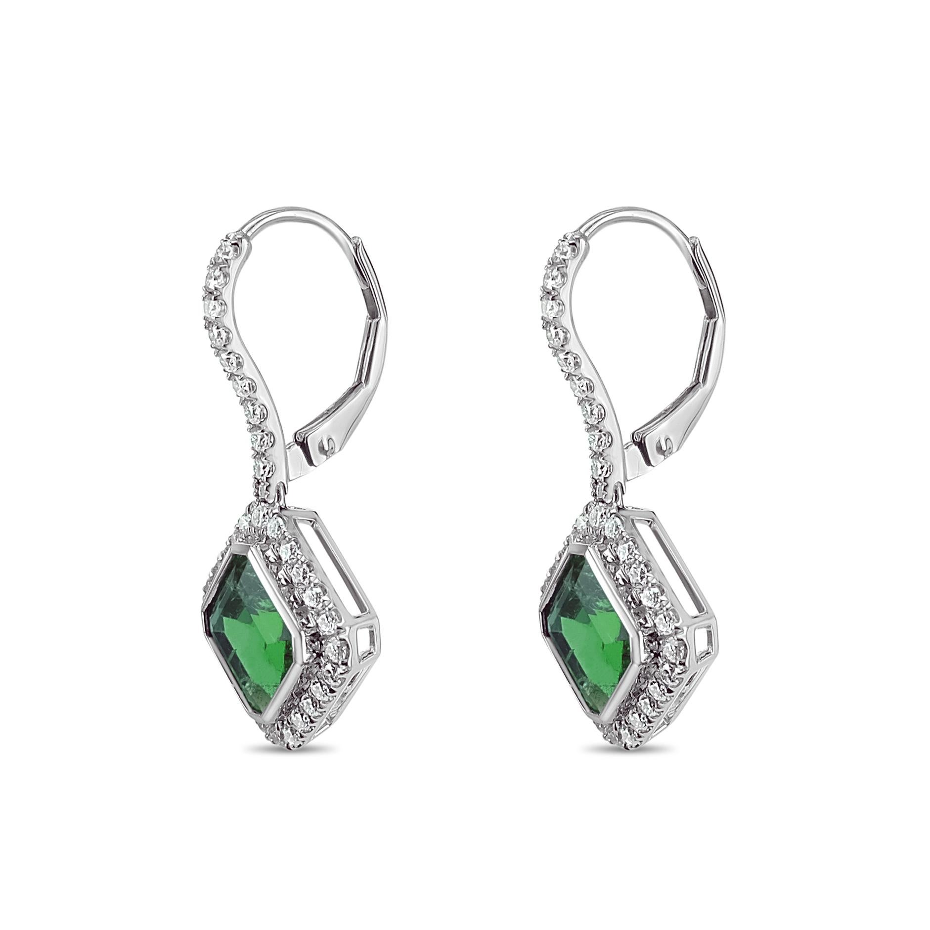 NGTC-zertifizierte 3,73 Karat grüne Smaragde aus Sambia sind mit 0,60 Karat weißen Brillanten besetzt. Die Smaragde sind in der Reinheit VS und sind selten in dieser Reinheit von sambischen Minen zu finden.
Die Einzelheiten des Diamanten sind