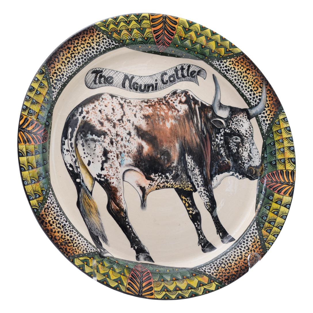 Assiette Nguni par Ardmore Ceramics. Sculptée à la main par Lovemore Sithole et peinte à la main par Siyabonga Mabaso en Afrique du Sud. Mesurant 2 pouces de haut, 16 pouces de long et 16 pouces de large.

Chaque pièce en céramique d'Ardmore est le