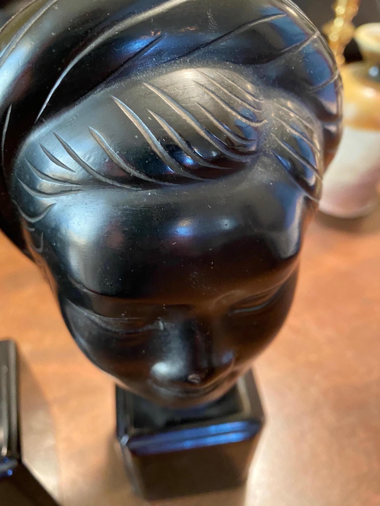 Due busti in bronzo di ragazze in vendita 4