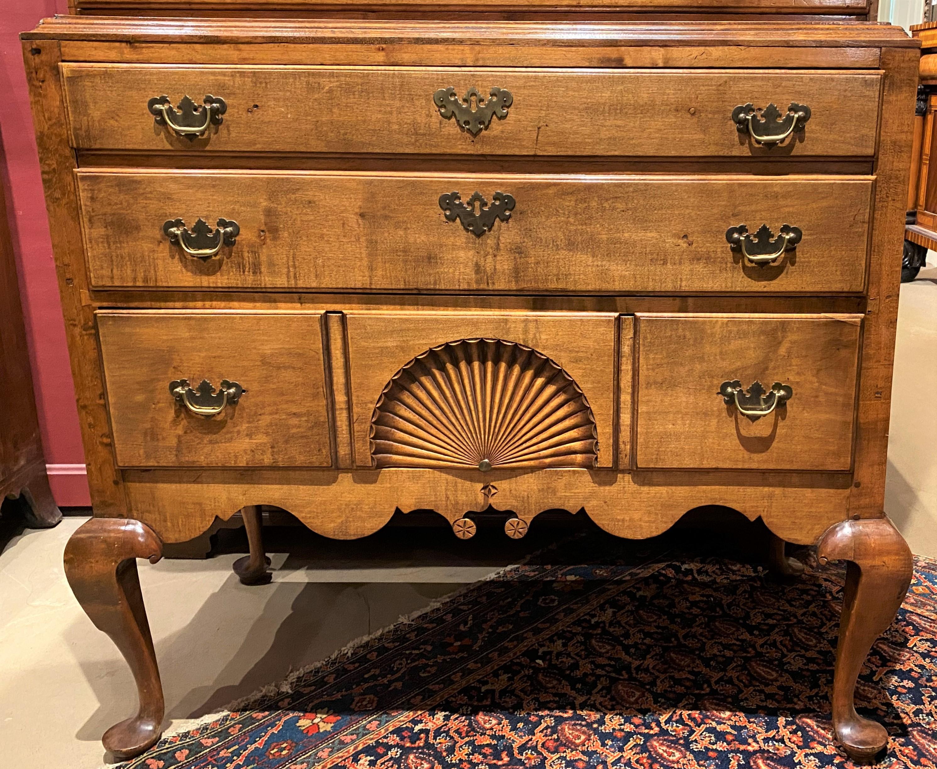 Fédéral Commode haute Queen Anne en érable frisé attribuée à l'atelier Dunlap, vers 1760-1780 en vente