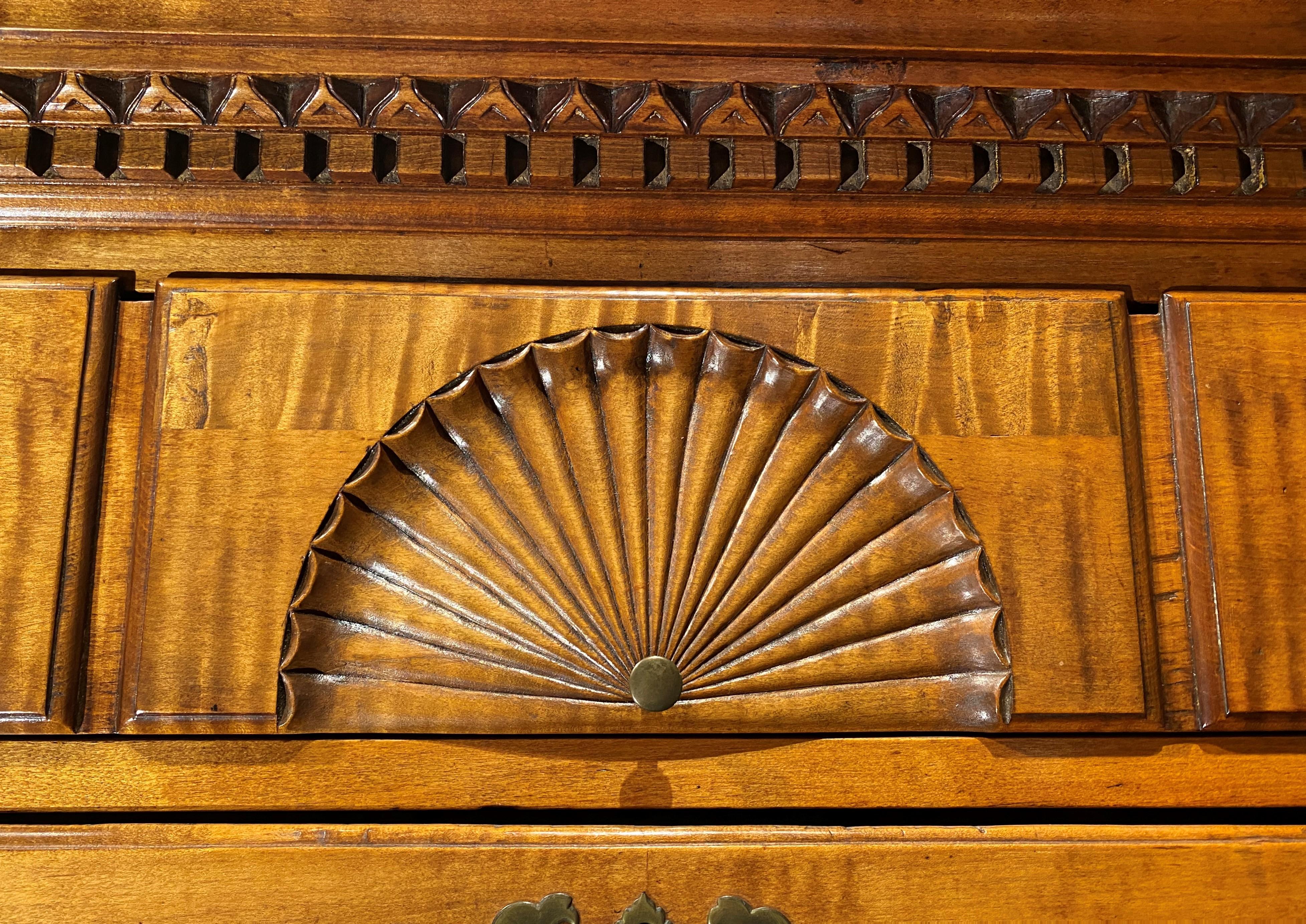 Commode haute Queen Anne en érable frisé attribuée à l'atelier Dunlap, vers 1760-1780 en vente 1