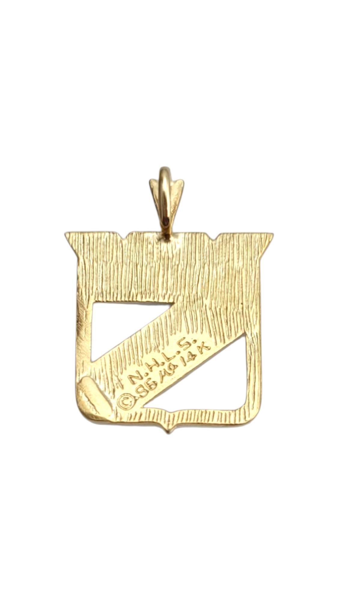 Ciondolo New York Rangers giallo 14 carati

Lo spirito dell'hockey incontra lo stile dorato: forza Rangers! Questo pezzo presenta il logo dei New York Rangers meticolosamente dettagliato in oro giallo 14K.

Dimensioni: 26,6 mm X 21,2 mm X 0,9