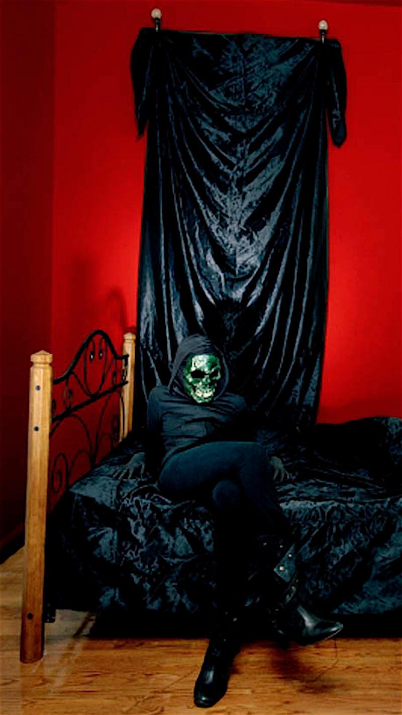 NIGHTMARE Signierte Fotografie, Surrealistisches Selbstporträt, mexikanisches Folklore, Skelett (Rot), Figurative Photograph, von Nia Mora